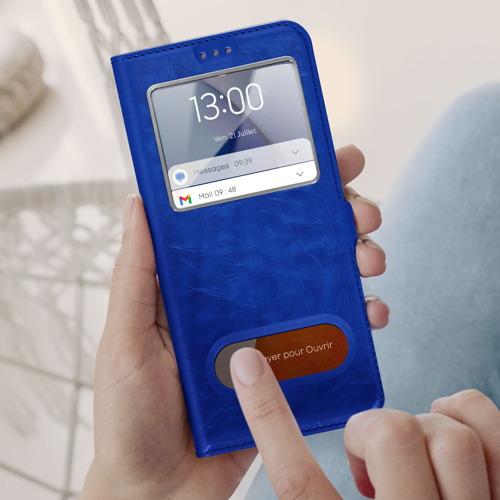 Custodia blu per telefono con display dell'ora. Un dito tocca la custodia.