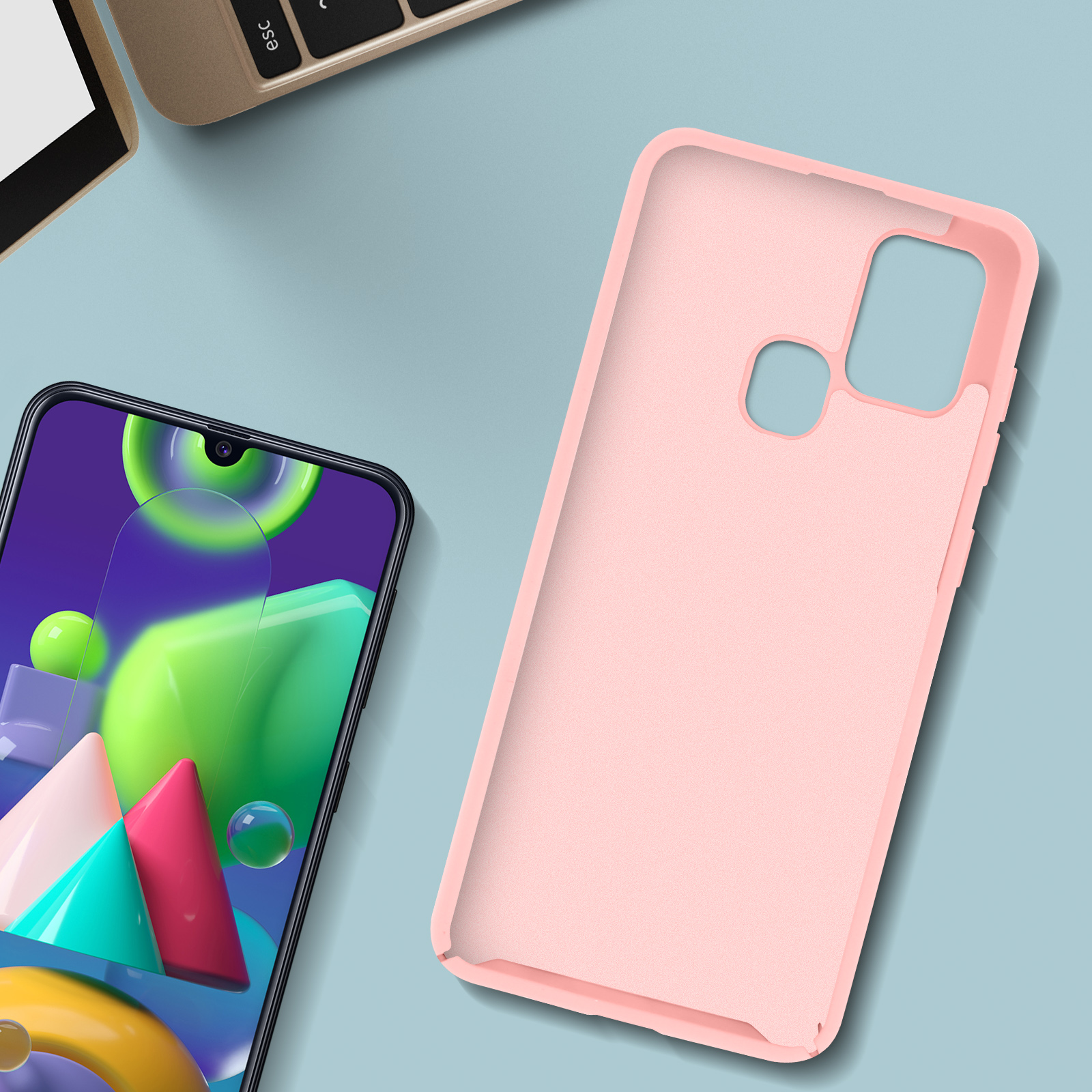 Una custodia per telefono rosa accanto a uno smartphone. Il telefono mostra uno schermo con un'interfaccia colorata.