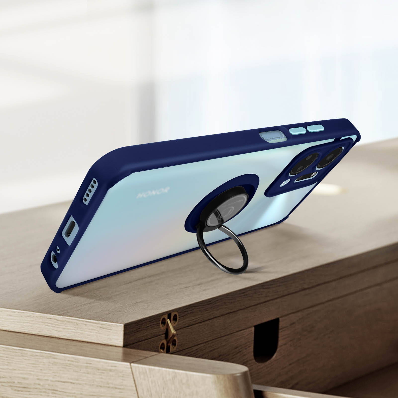Een donkerblauwe telefoon in een hoesje met een ringhouder, rustend op een houten oppervlak. De achtergrond is wazig.