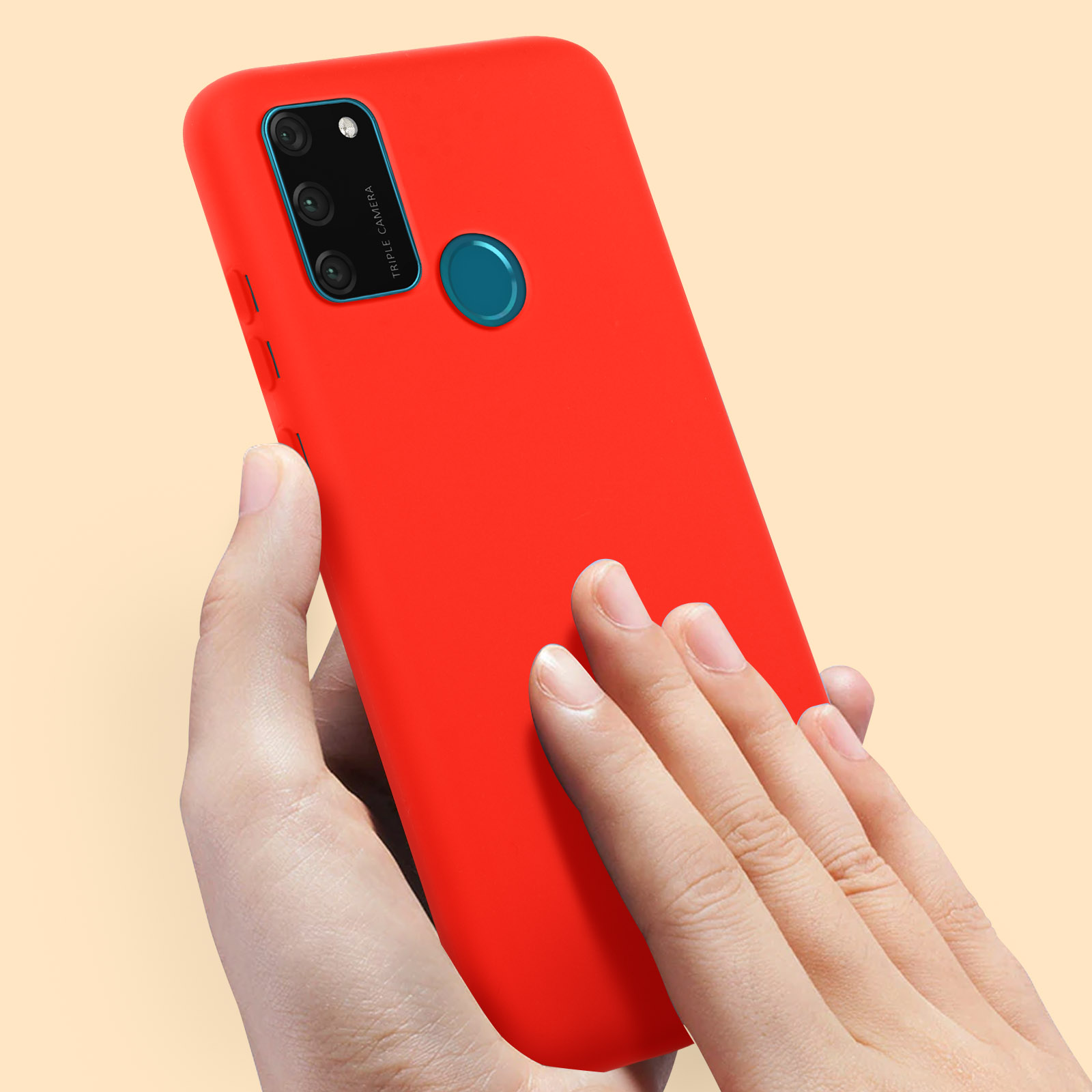 Una custodia rossa per telefono tenuta in mano, che mostra una tripla fotocamera.