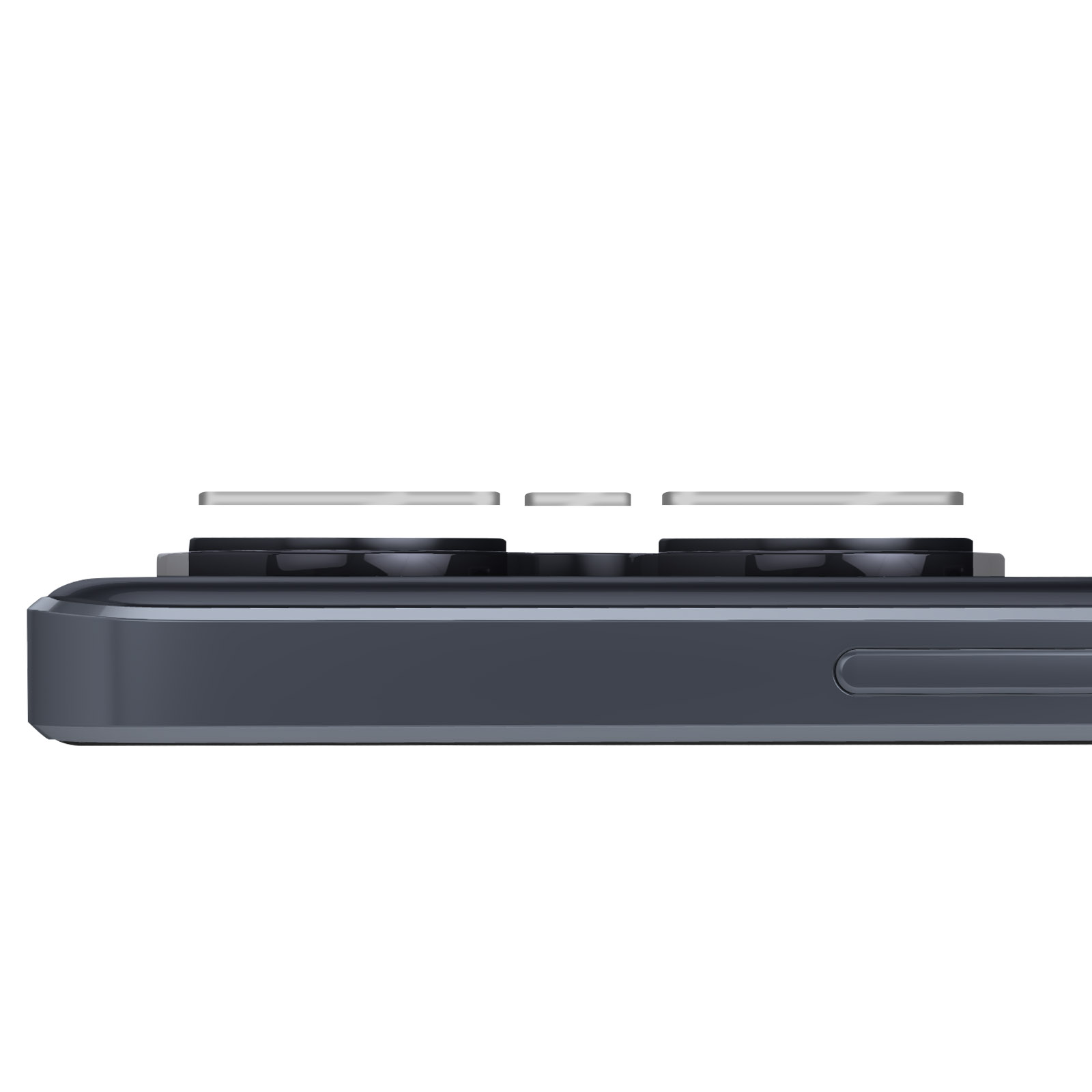 Primo piano delle lenti della fotocamera di un telefono. Tre lenti su una superficie scura.