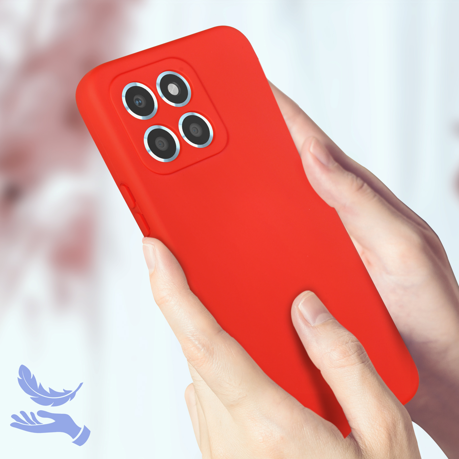 Une coque de téléphone rouge est tenue par des mains. La coque a quatre trous pour la caméra. L'arrière-plan est flou.