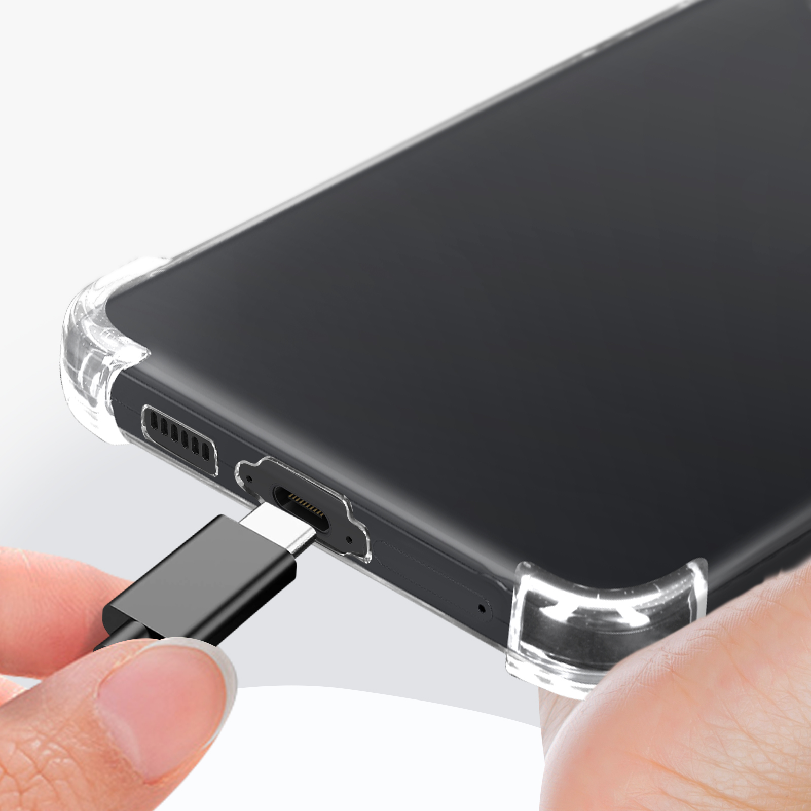 Telefono con custodia trasparente in carica con un cavo USB-C nero.