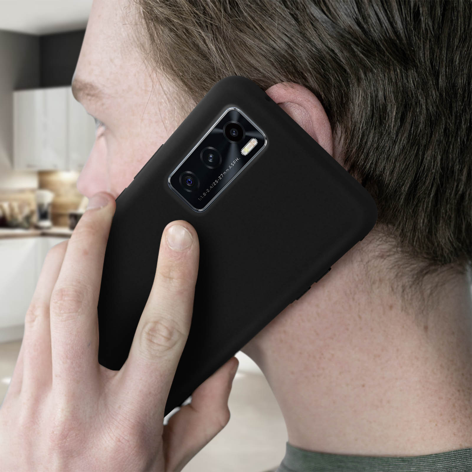 Uomo che tiene un telefono nero all'orecchio. Custodia sul telefono.