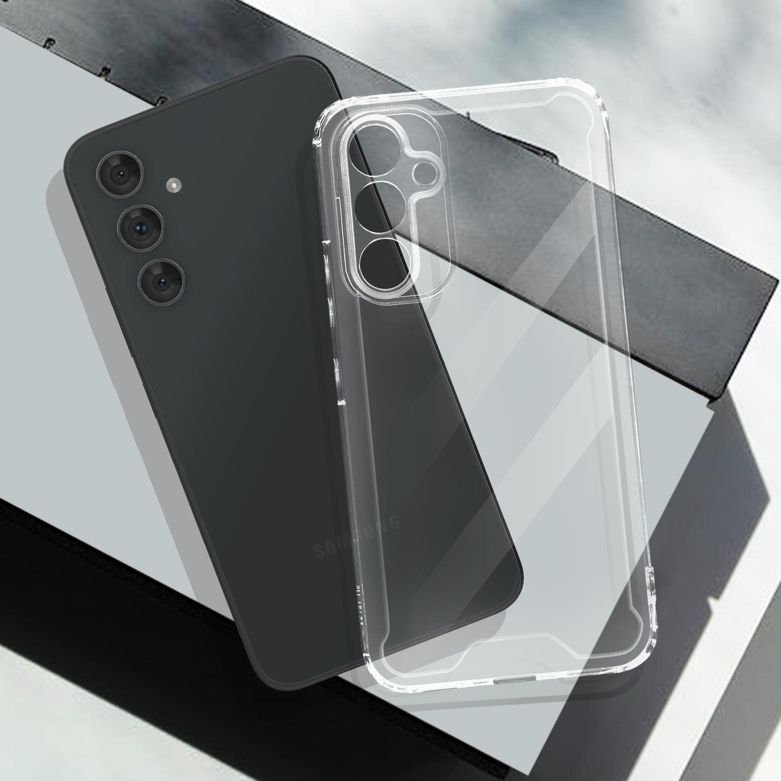 Téléphone Samsung noir avec une coque de protection transparente. La coque et le téléphone sont sur une surface.