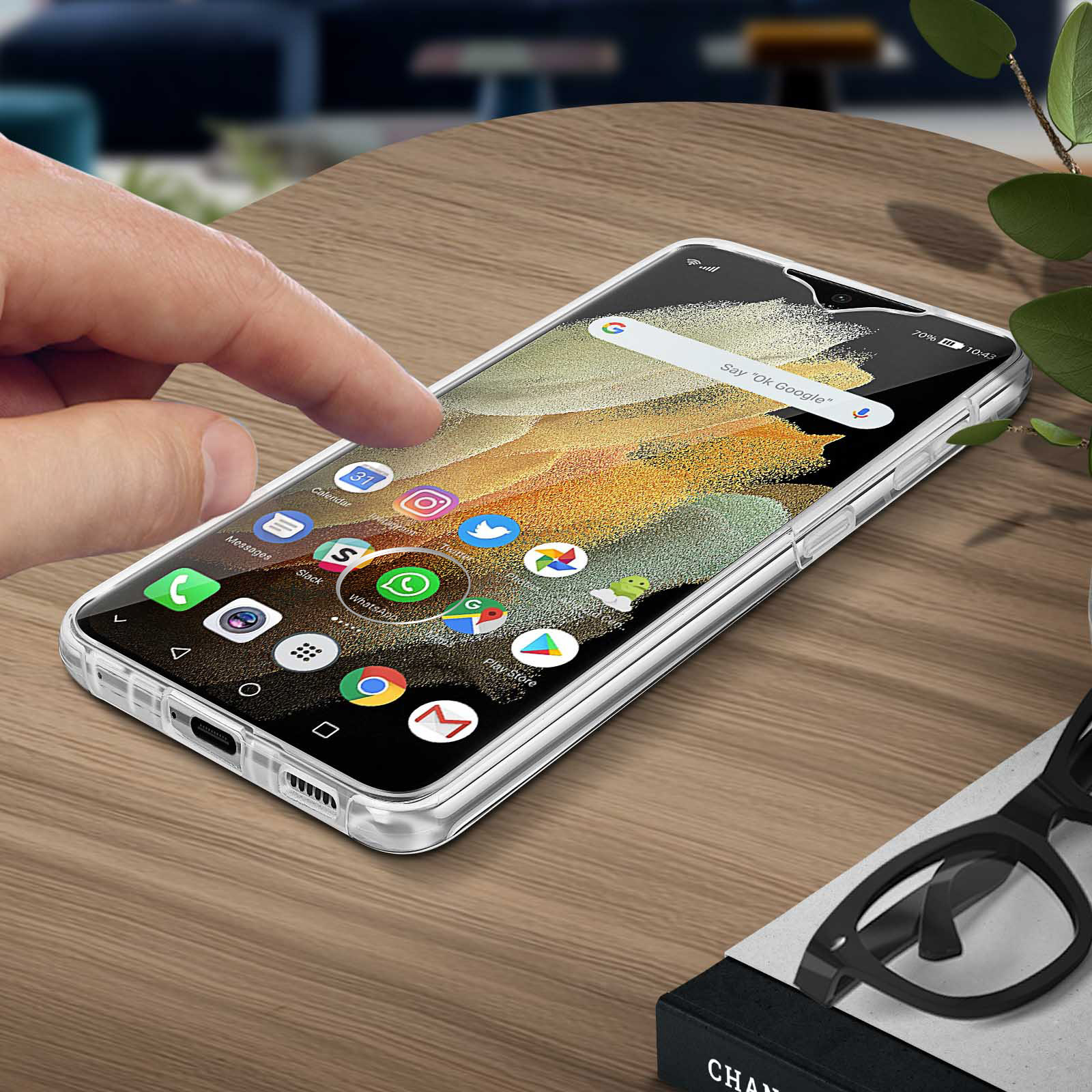 Una custodia trasparente per telefono viene mostrata su un telefono, con app visibili. Un dito tocca lo schermo.