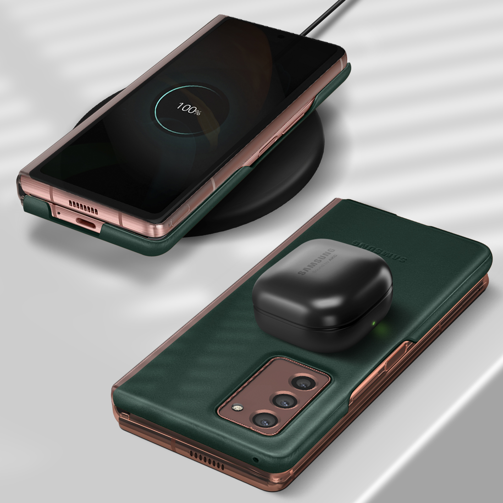 Teléfono en cargador, funda con detalles verdes y dorados, auriculares inalámbricos. Indicador de carga 100%.