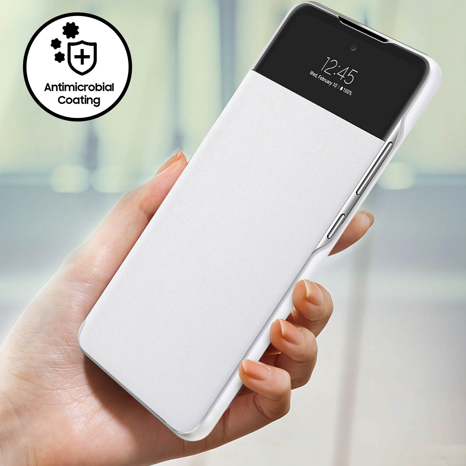 Mano sosteniendo una funda blanca para teléfono con pantalla parcialmente visible. Etiqueta antimicrobiana.