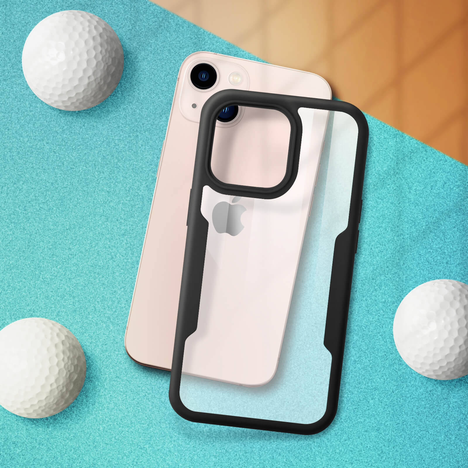 Een telefoon met een zwarte hoes en twee golfballen op een blauw oppervlak. De telefoon staat in het midden.