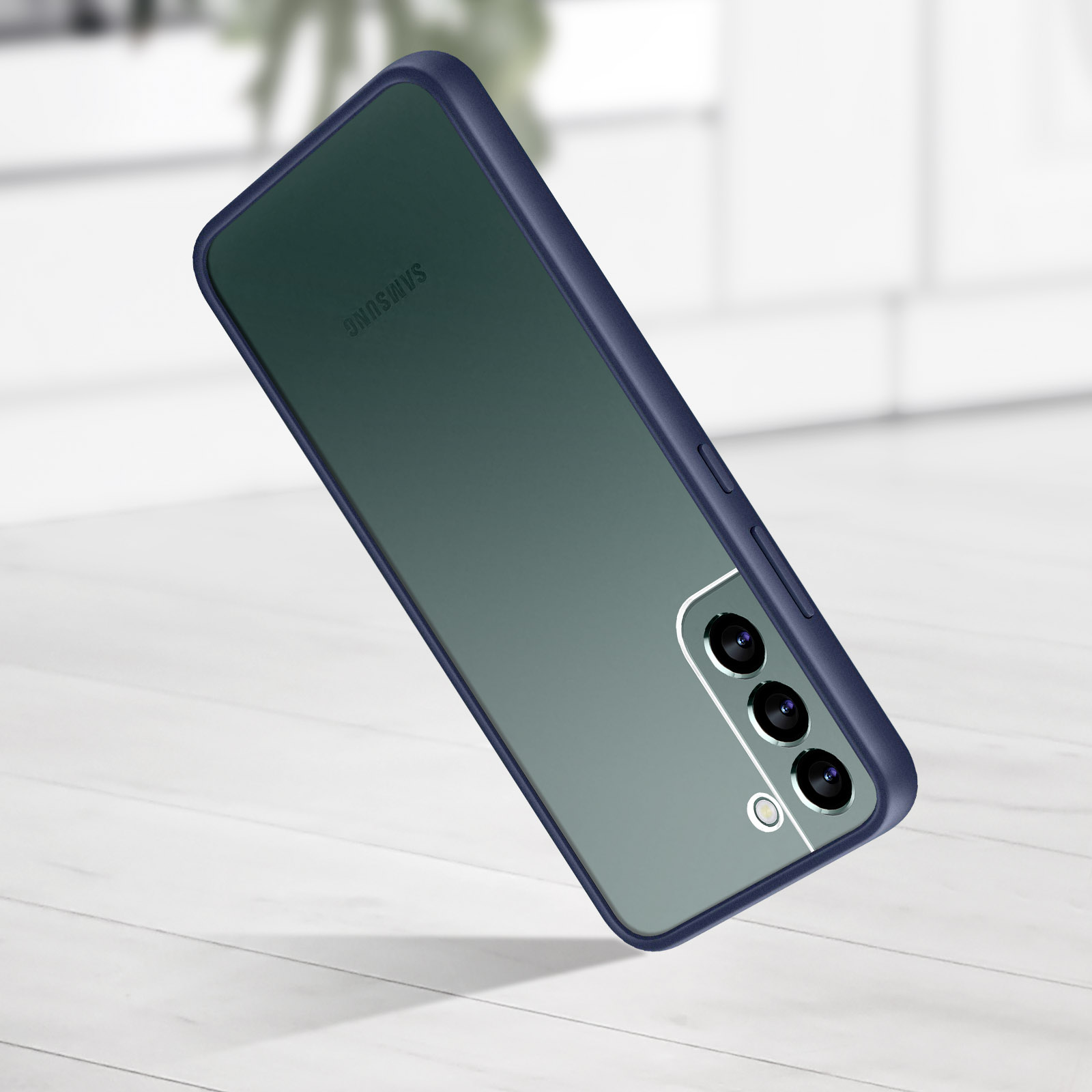 Telefono in una custodia blu su una superficie chiara. Il telefono è angolato con una fotocamera.
