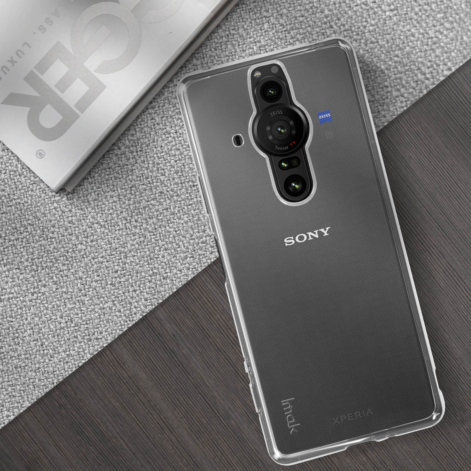 Custodia trasparente per telefono con un telefono Sony. La custodia ha un ritaglio per la fotocamera e il logo Sony.