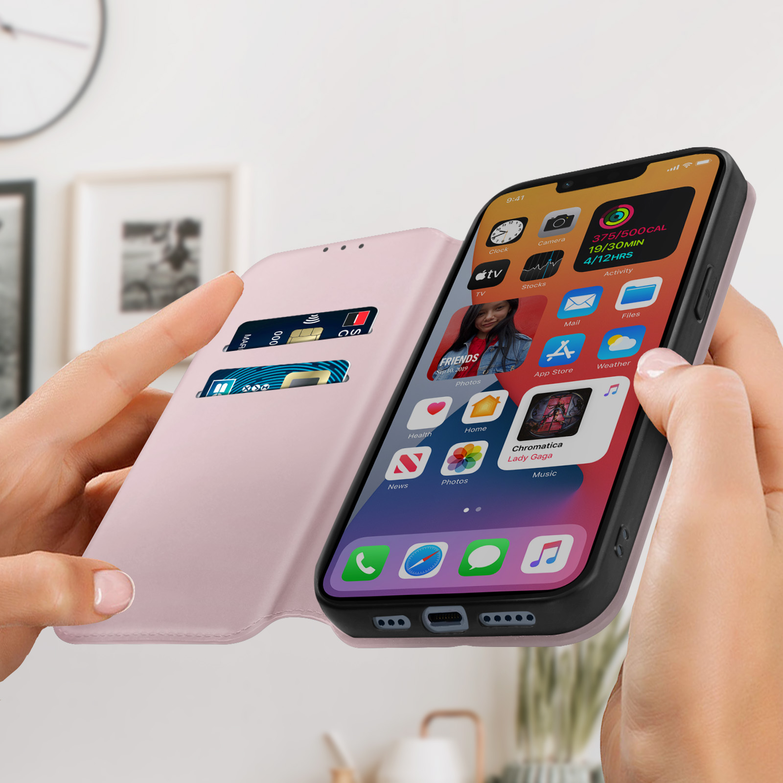 Un étui de téléphone ouvert avec un téléphone à l'intérieur. Affichage de l'écran du téléphone avec des icônes d'applications.
