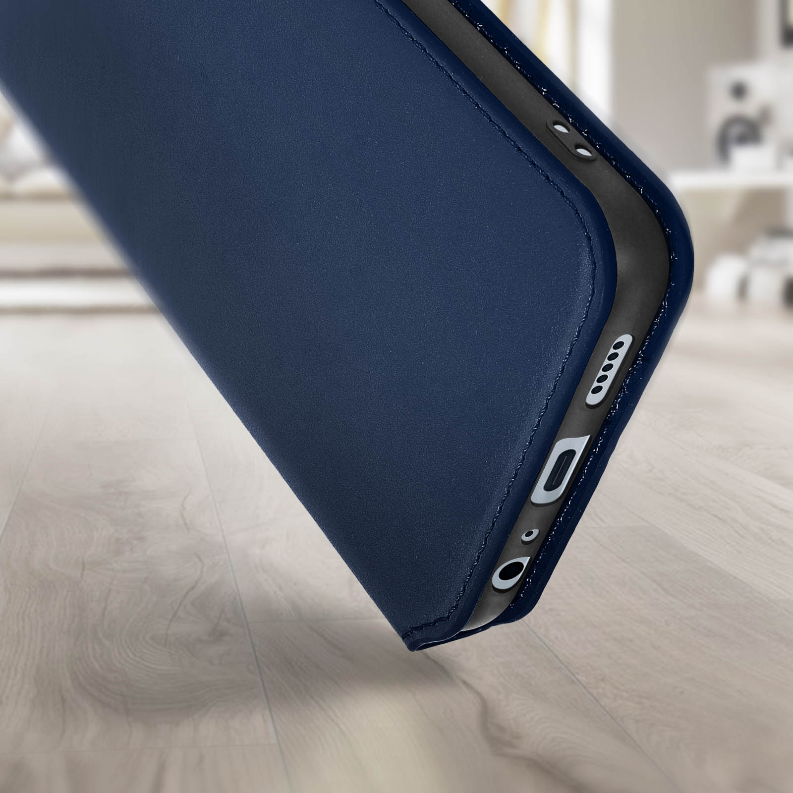Gros plan sur une coque de téléphone bleue. La coque est sur une surface en bois.