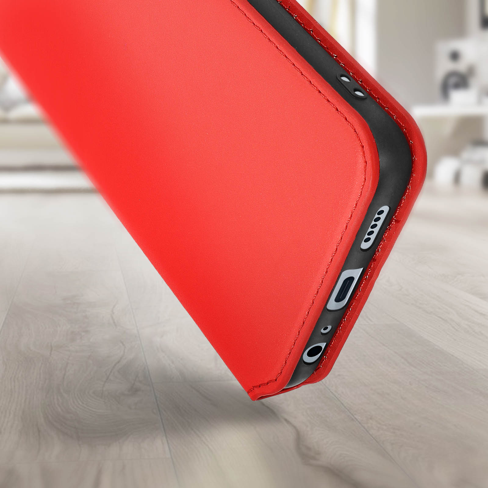 Un étui de téléphone rouge. L'étui est posé sur une surface en bois.
