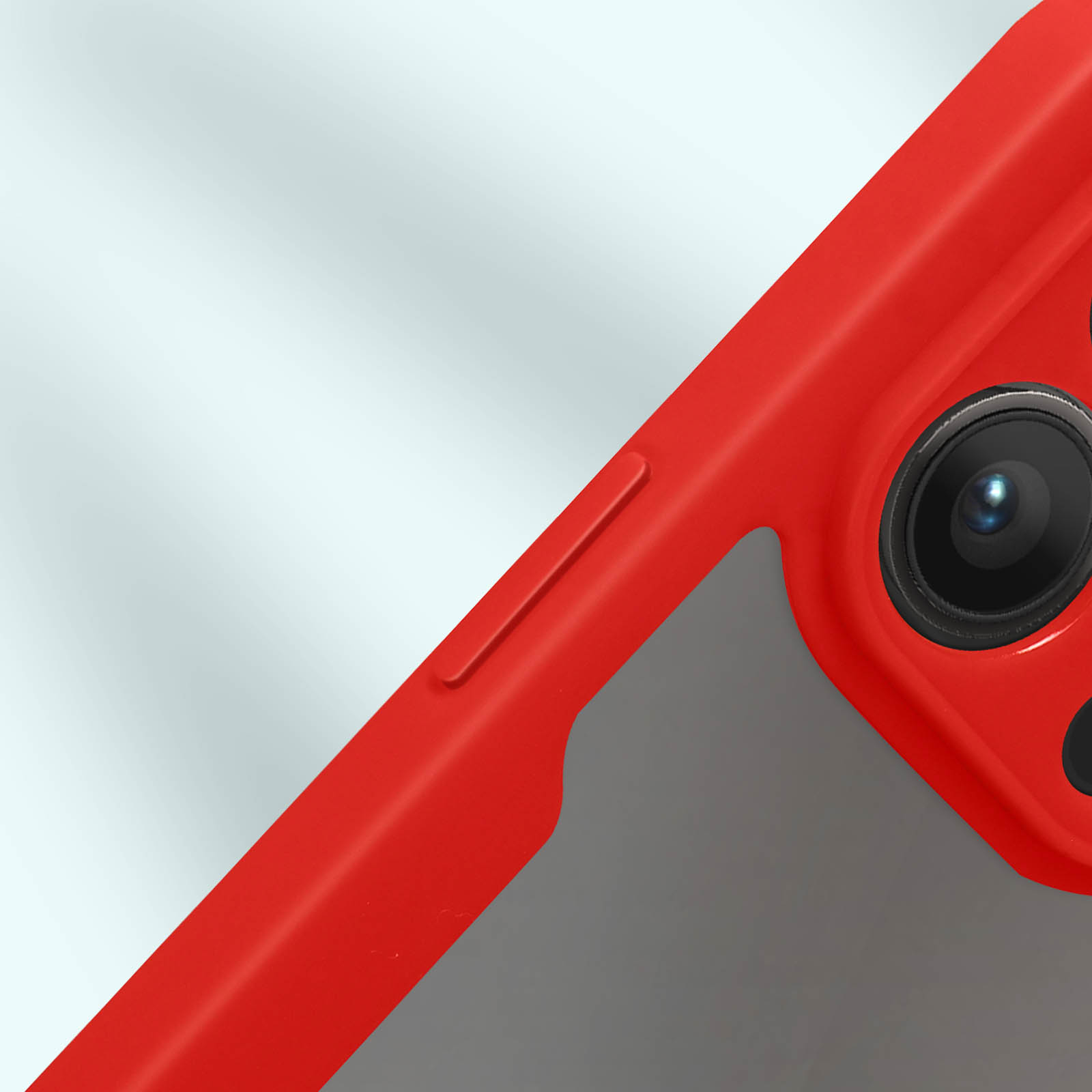 Close-up van een rode telefoonhoes met een cameralens en volumeknop.