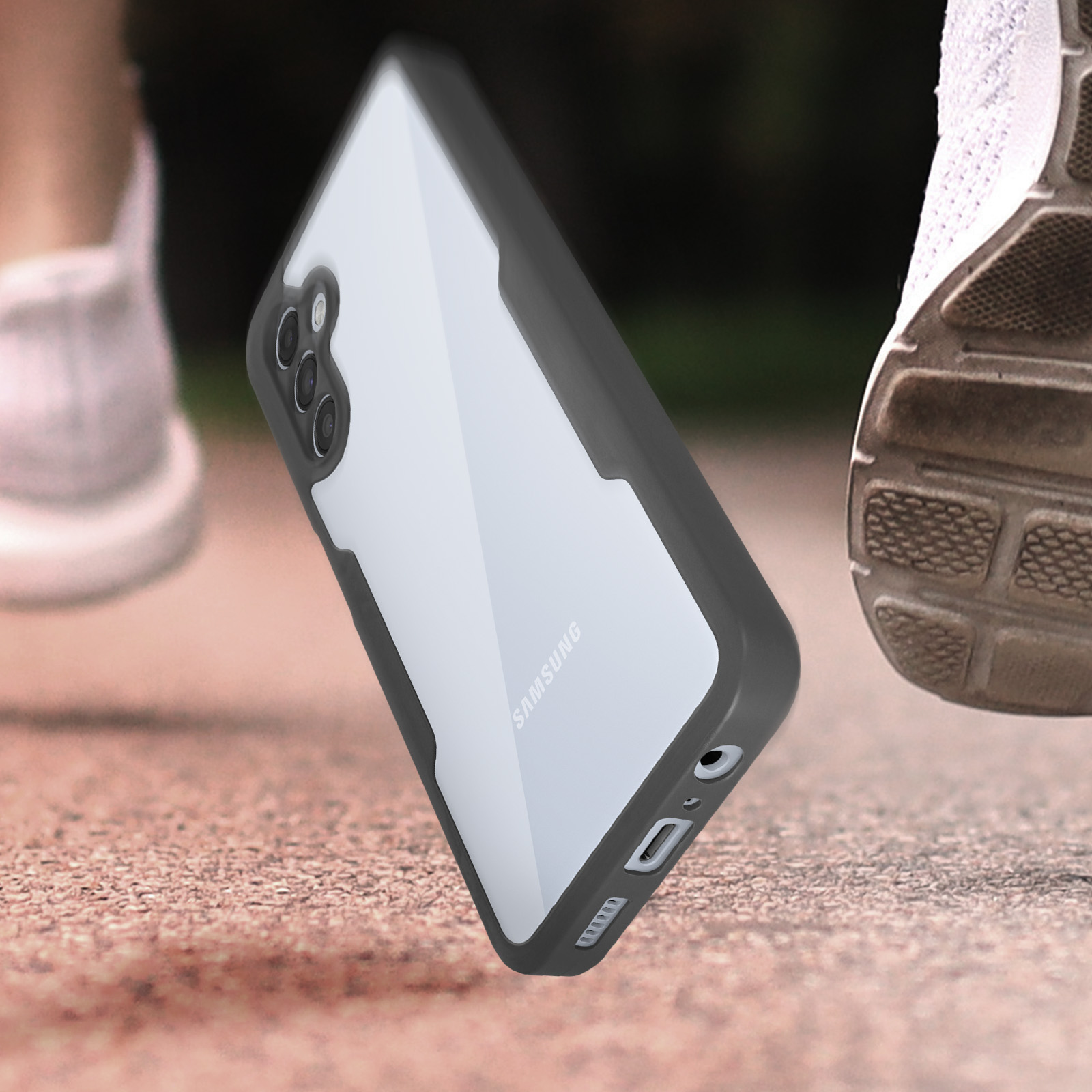 Telefoonhoes in renactie, met een schoen wazig op de achtergrond.