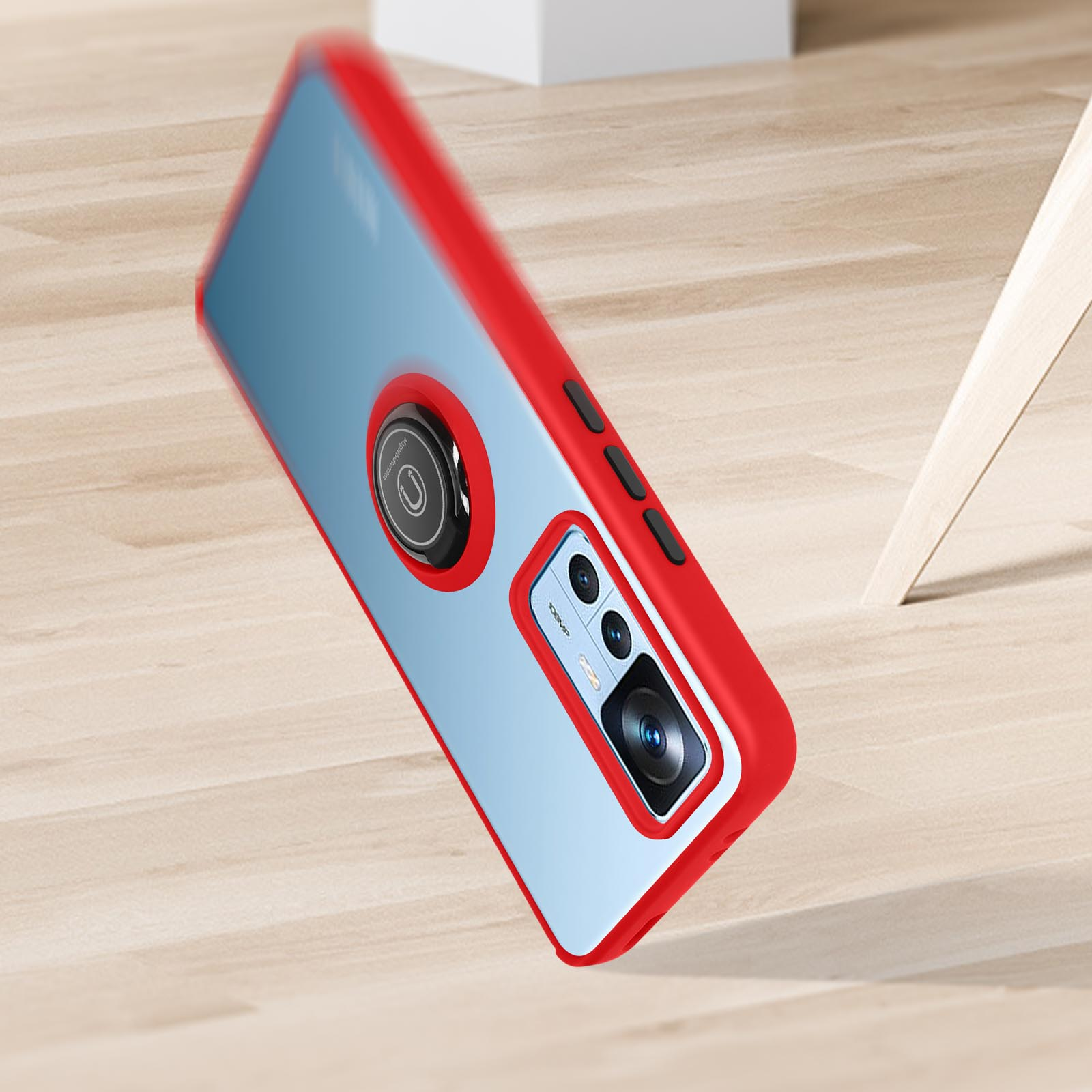 Una custodia per telefono con cornice rossa e retro blu è su una superficie di legno.
