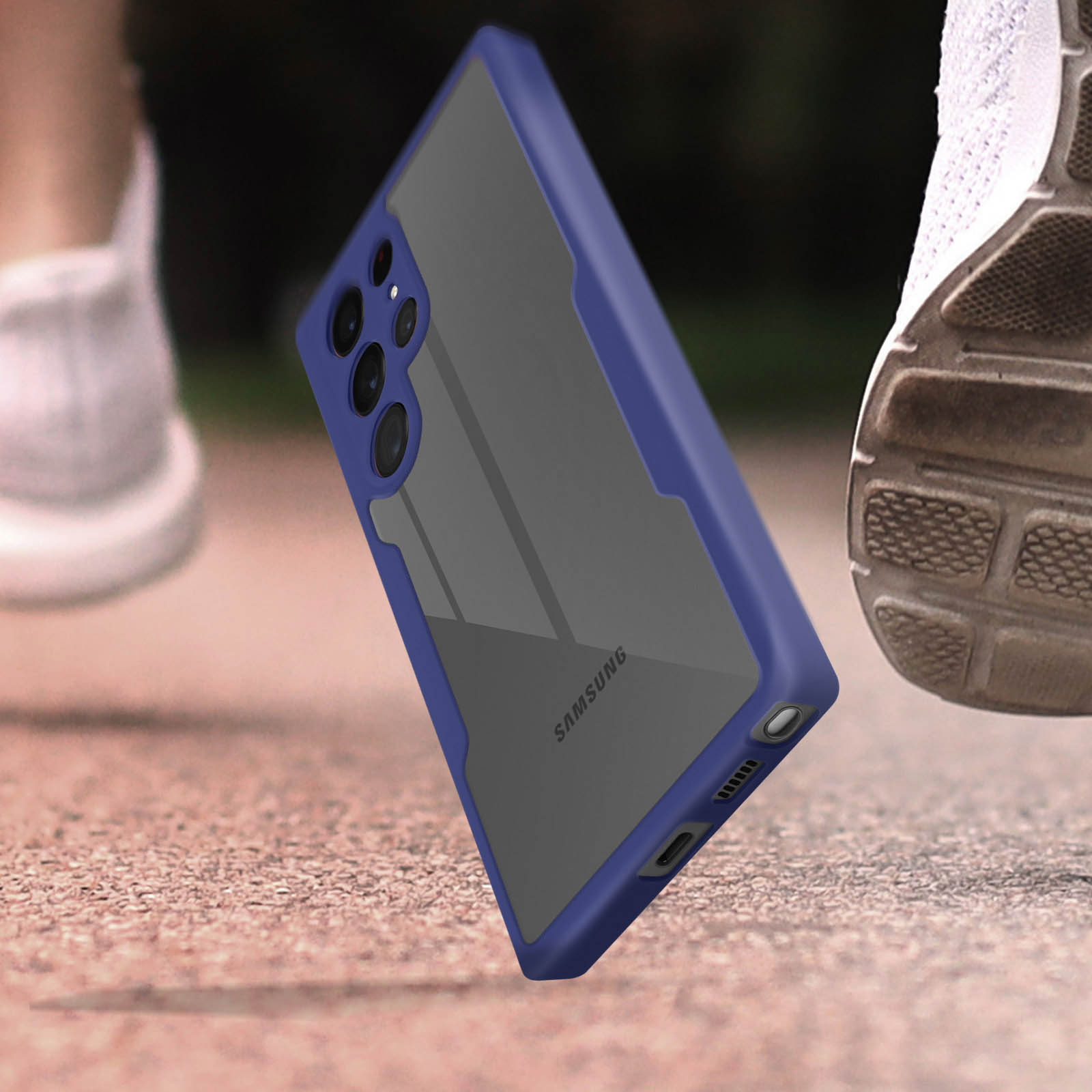 Une coque de téléphone bleue avec un dos transparent et un logo Samsung, en l'air.