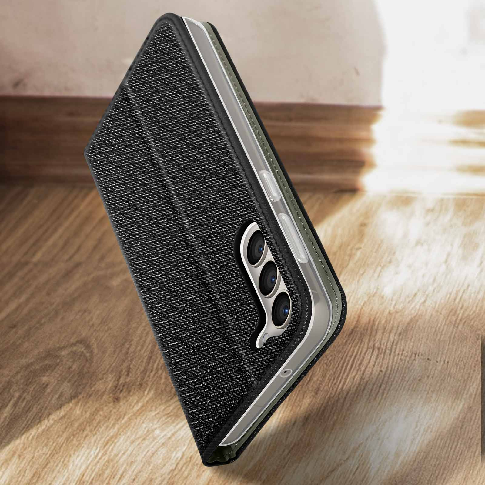 Schwarze Handyhülle mit strukturiertem Muster. Das Telefon hat eine Kamera-Anordnung.