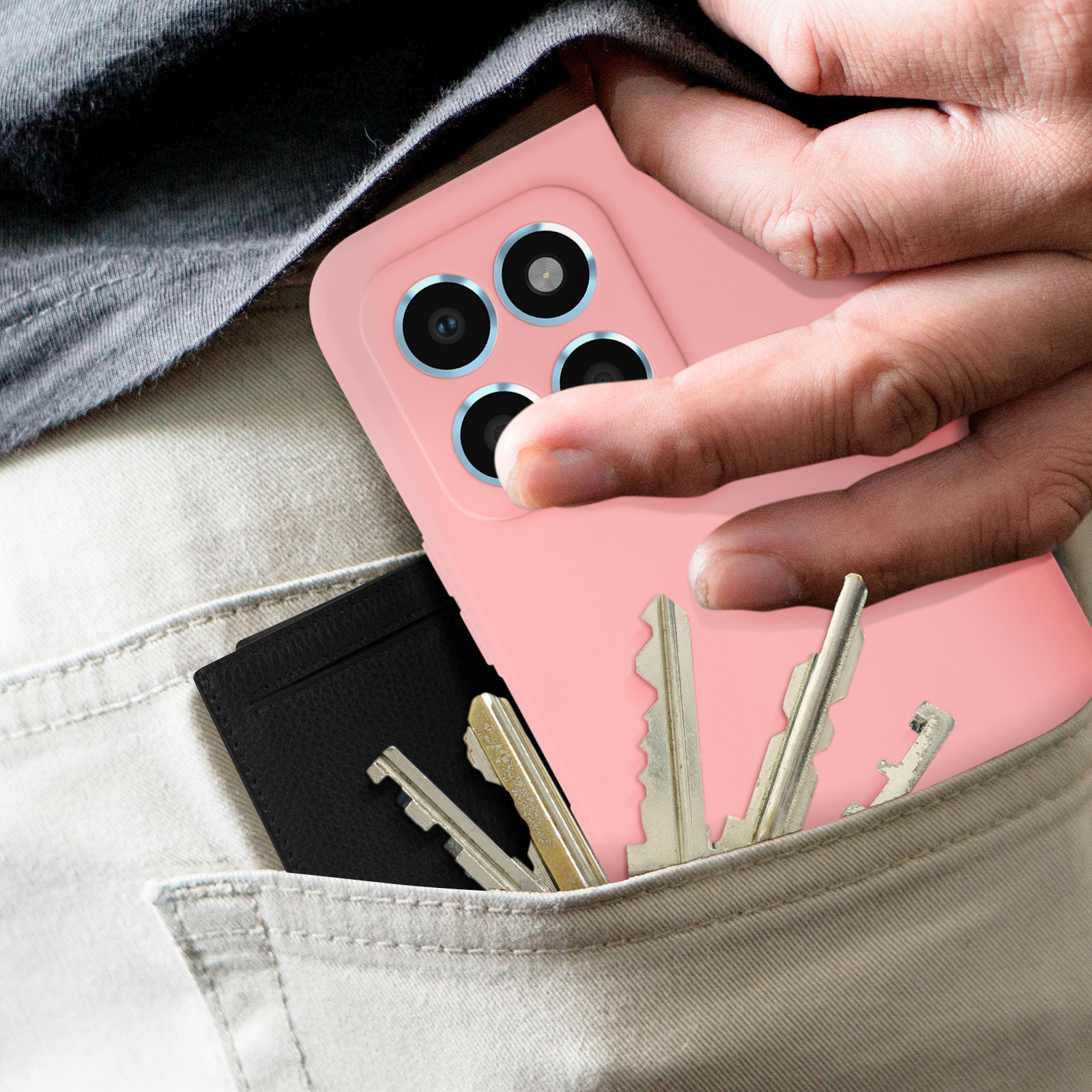 Roze telefoonhoes in een zak, sleutels en zwarte kaarthouder zichtbaar.