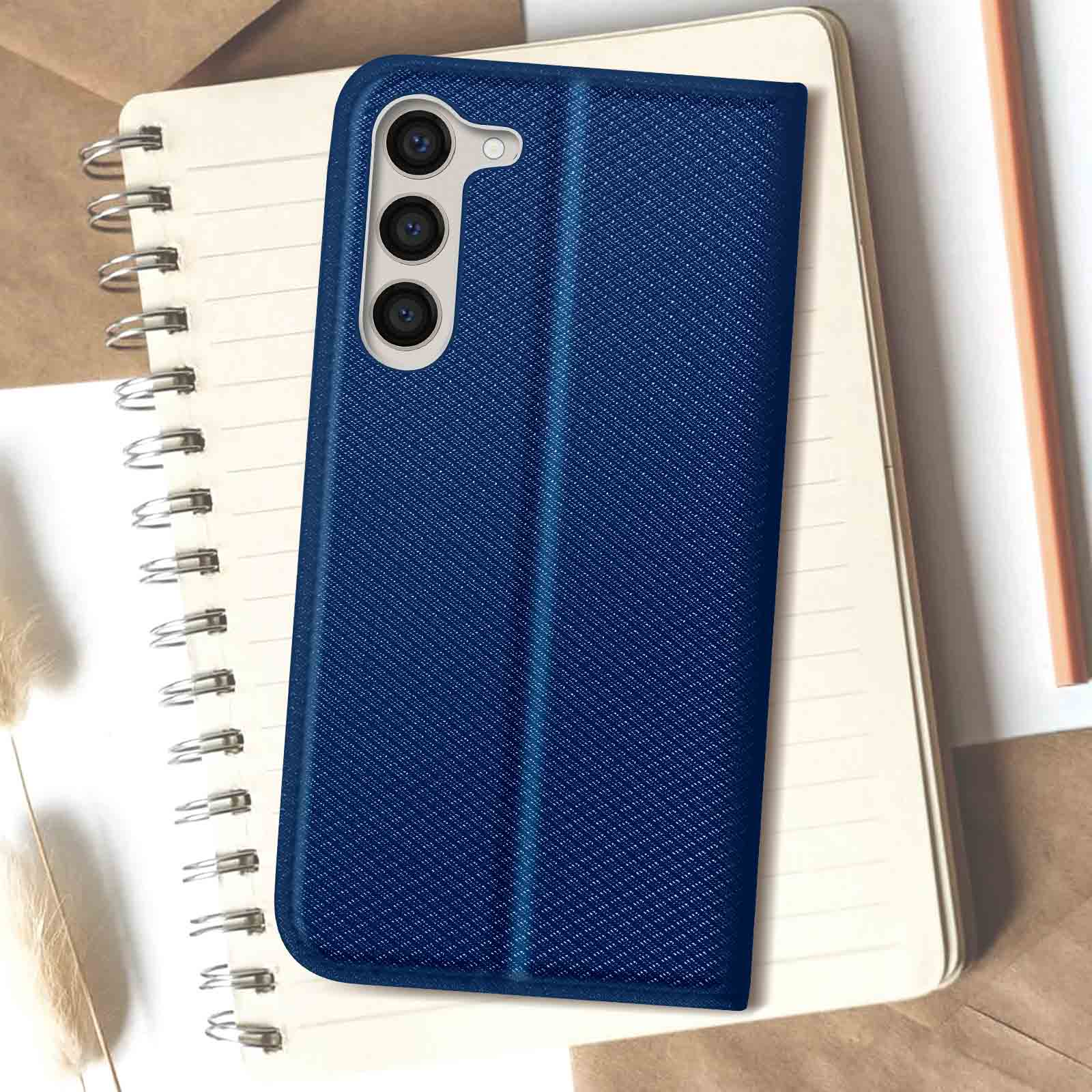 Blaue Jeans-Handyhülle auf einem Notizblock mit Bleistift.