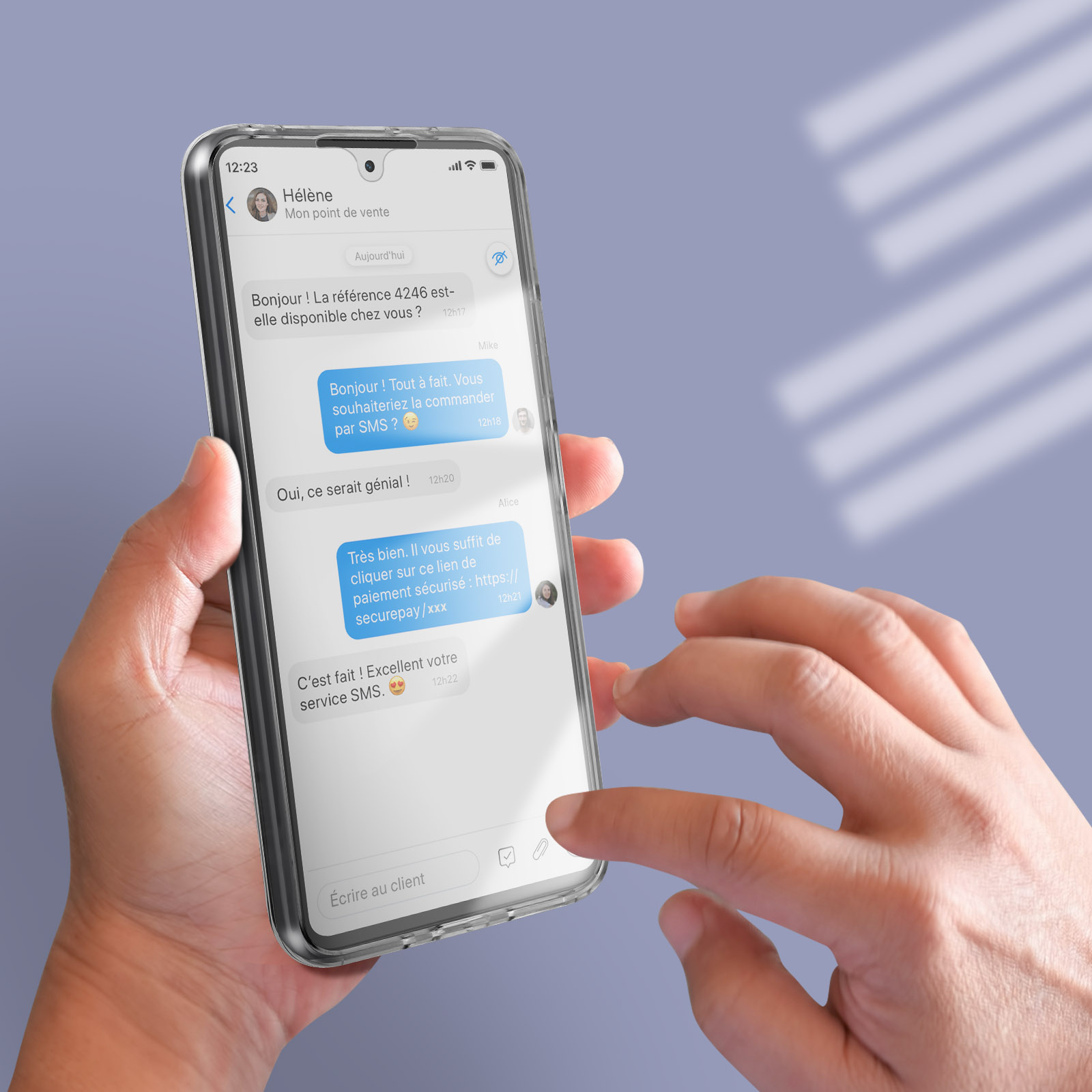 Mano che tiene uno smartphone. Conversazione di messaggistica mostrata sullo schermo in francese.
