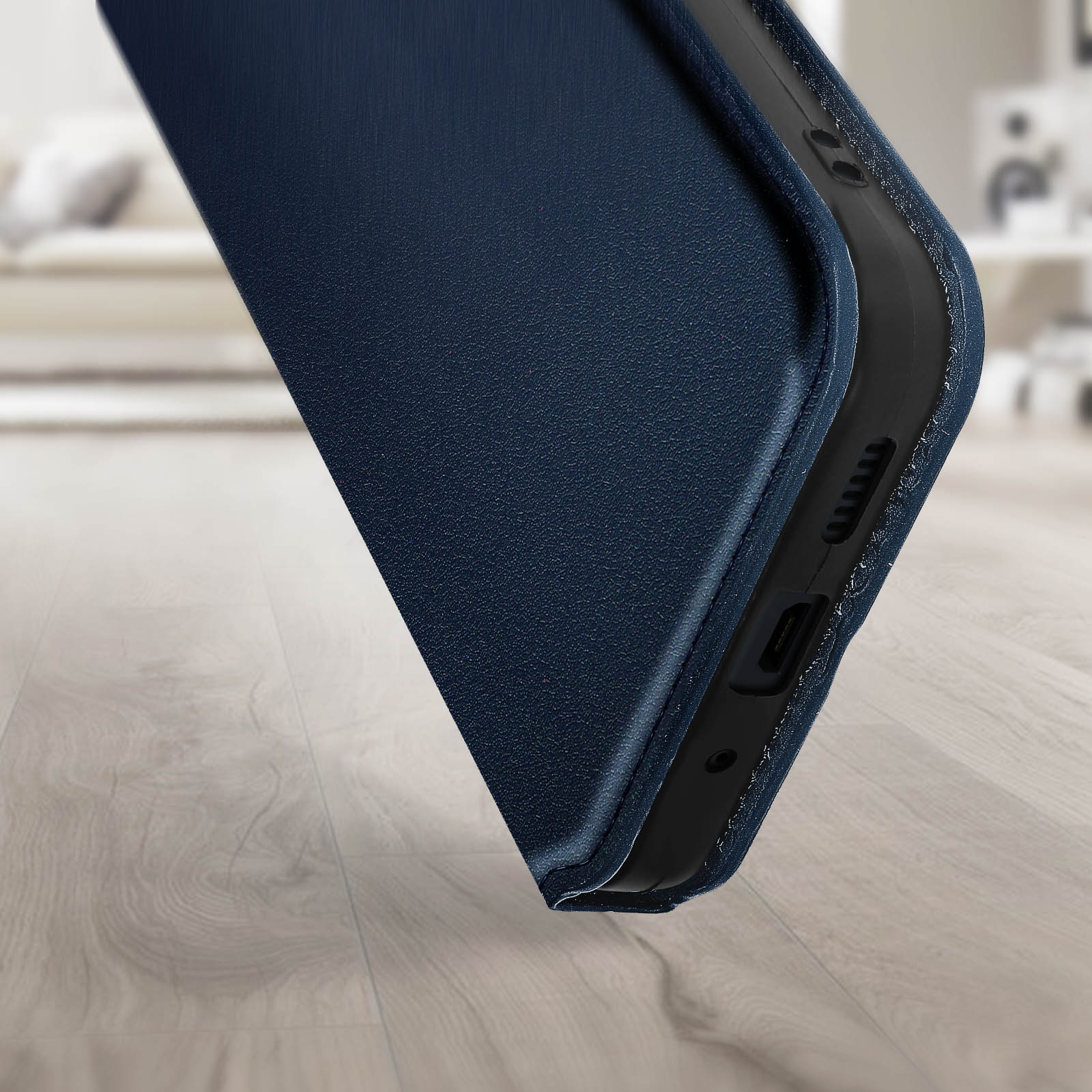 Primo piano di una custodia per telefono blu scuro. La custodia ha una superficie strutturata.