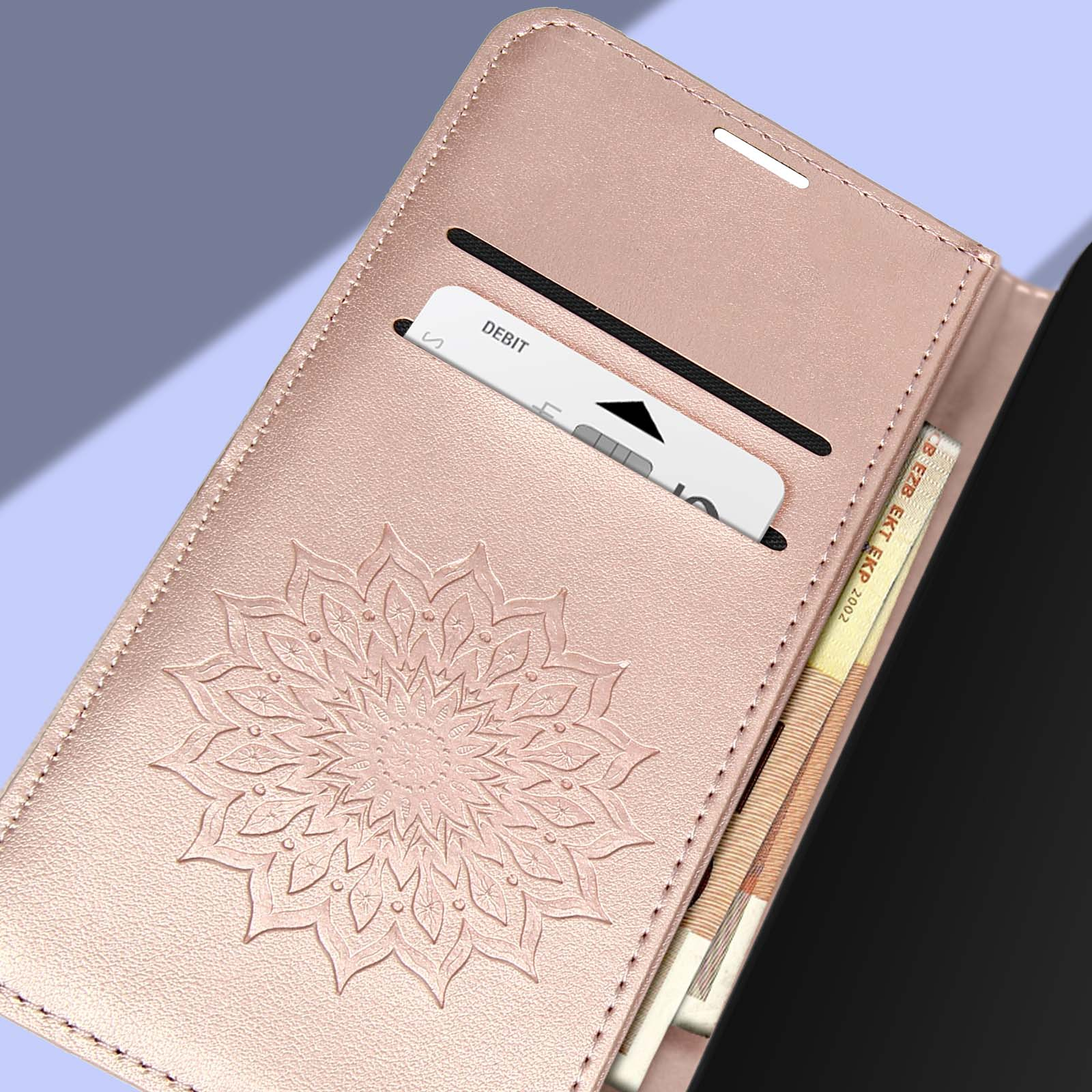 Geöffnete rosa Handyhülle, Karte und Geld enthüllend, mit Mandala-Design.