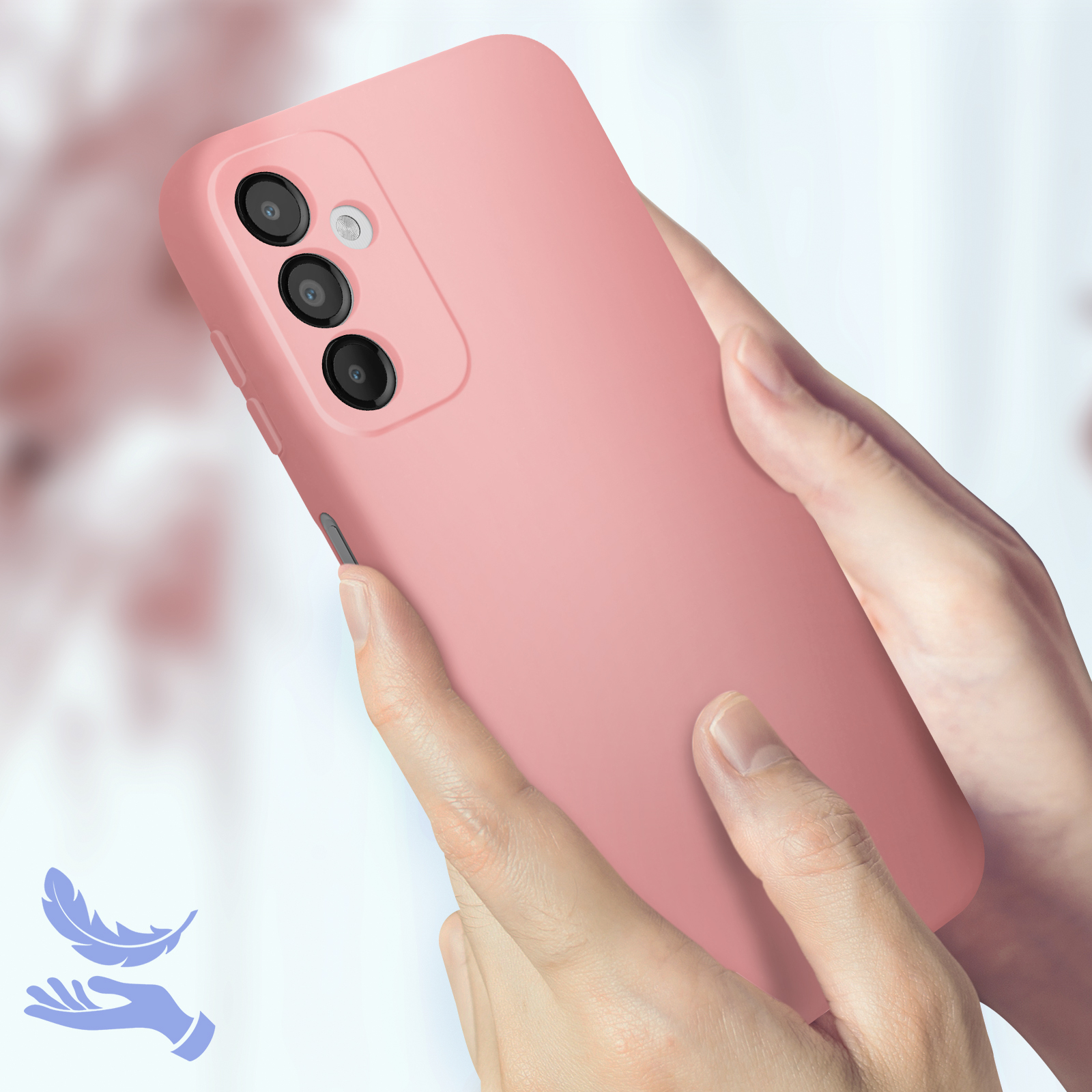 Le mani di una donna tengono una custodia per telefono rosa. La custodia ha tre obiettivi e un flash.