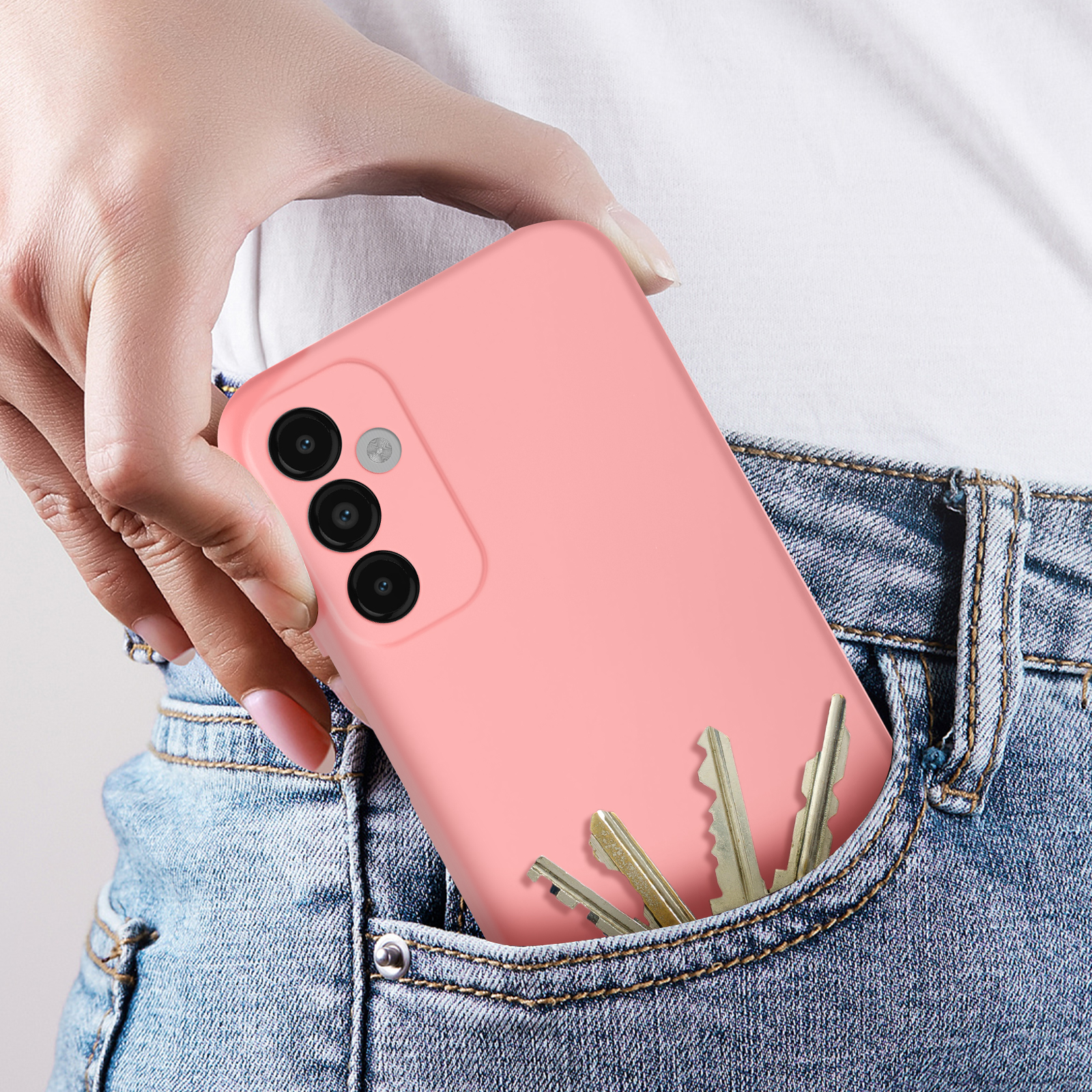 Una custodia per telefono rosa in tasca. Le chiavi sono parzialmente visibili.