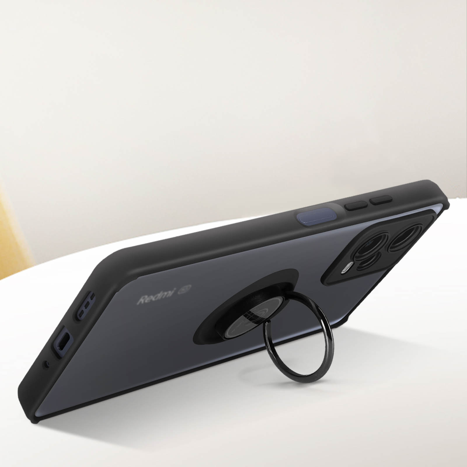 Custodia nera con anello, su superficie bianca, con logo Redmi.