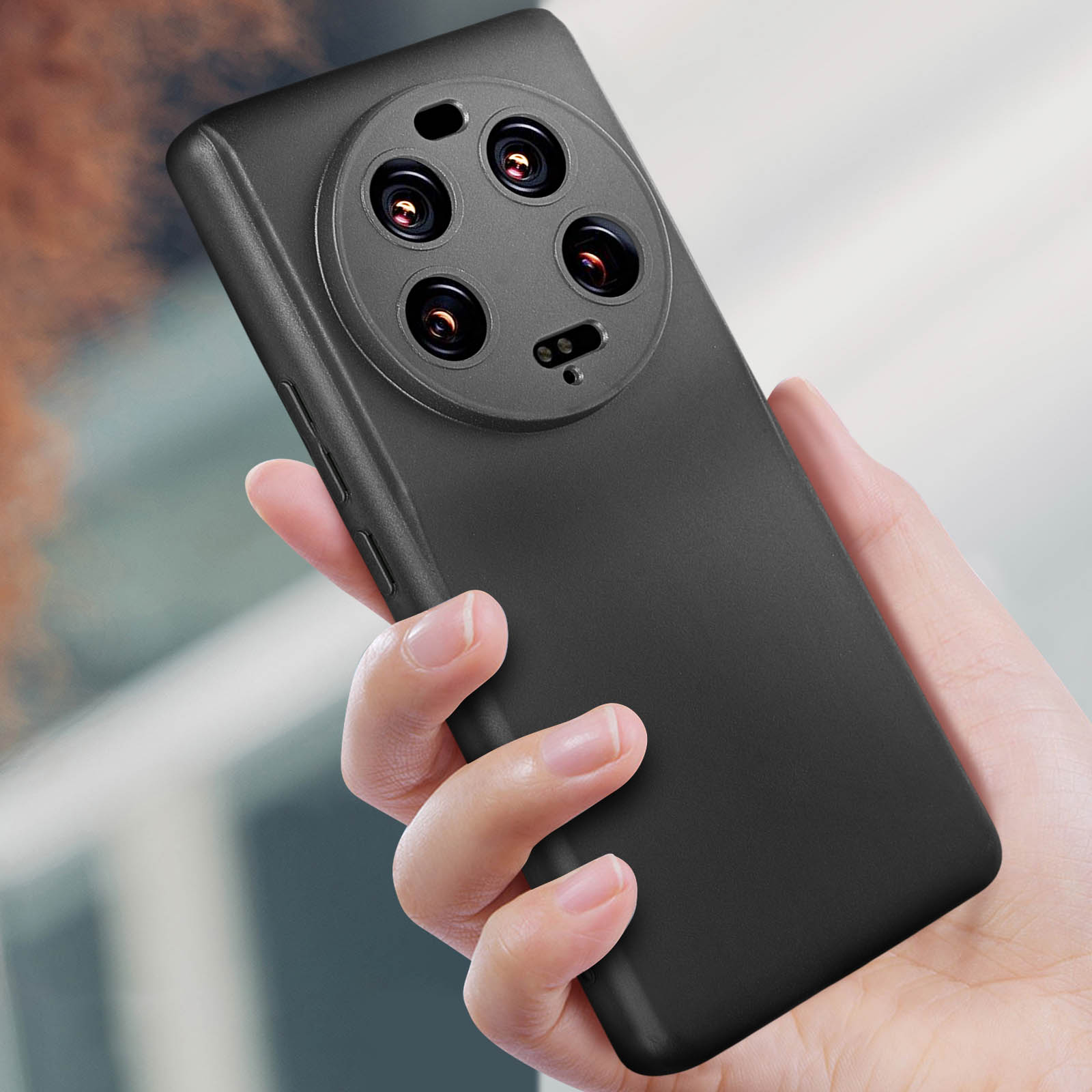 Telefono nero tenuto in mano. Il telefono ha più fotocamere posteriori.