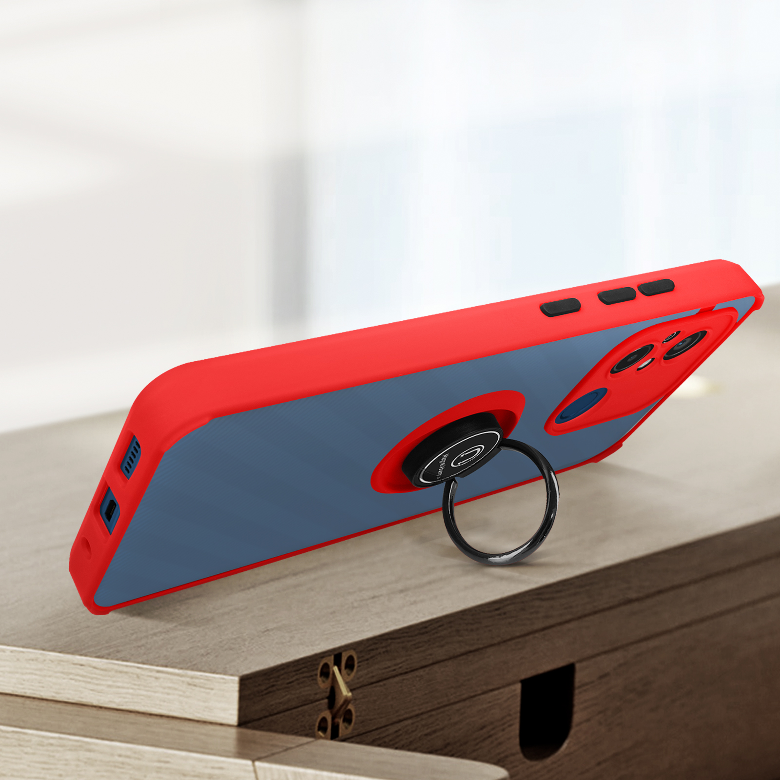 Una custodia per telefono rossa e blu con un supporto ad anello. Il telefono è su un tavolo di legno.