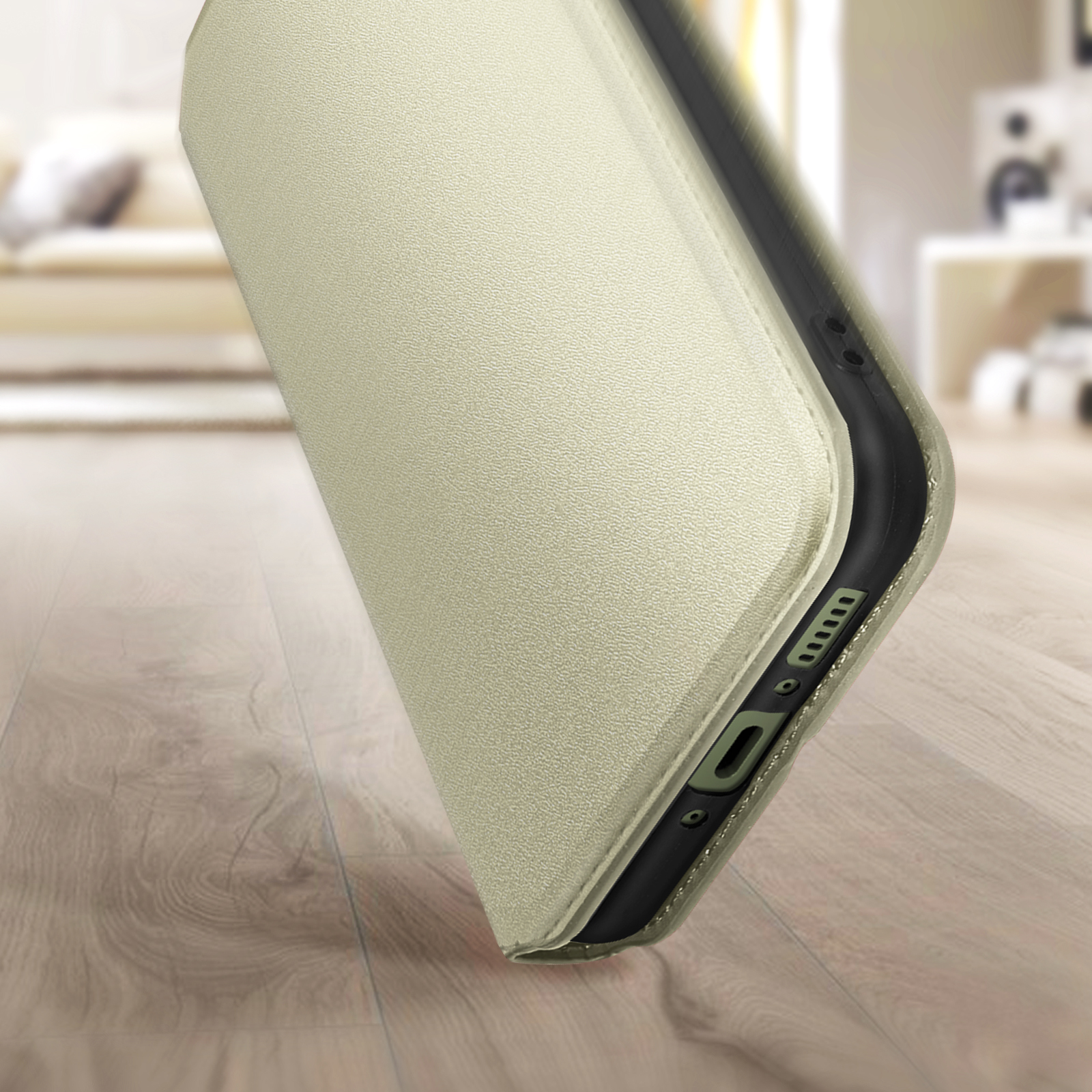 Custodia del telefono aperta, materiale simile alla pelle verde chiaro, su pavimento in legno, sfondo sfocato.