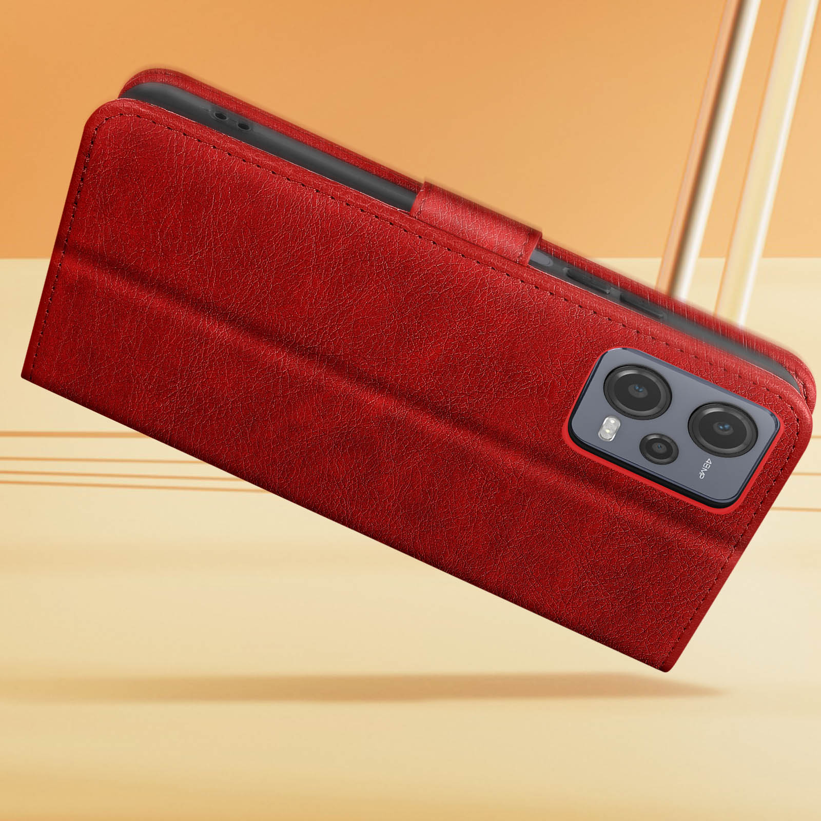 Una custodia per telefono rossa con un telefono all'interno, angolata, che mostra il modulo fotocamera del telefono.