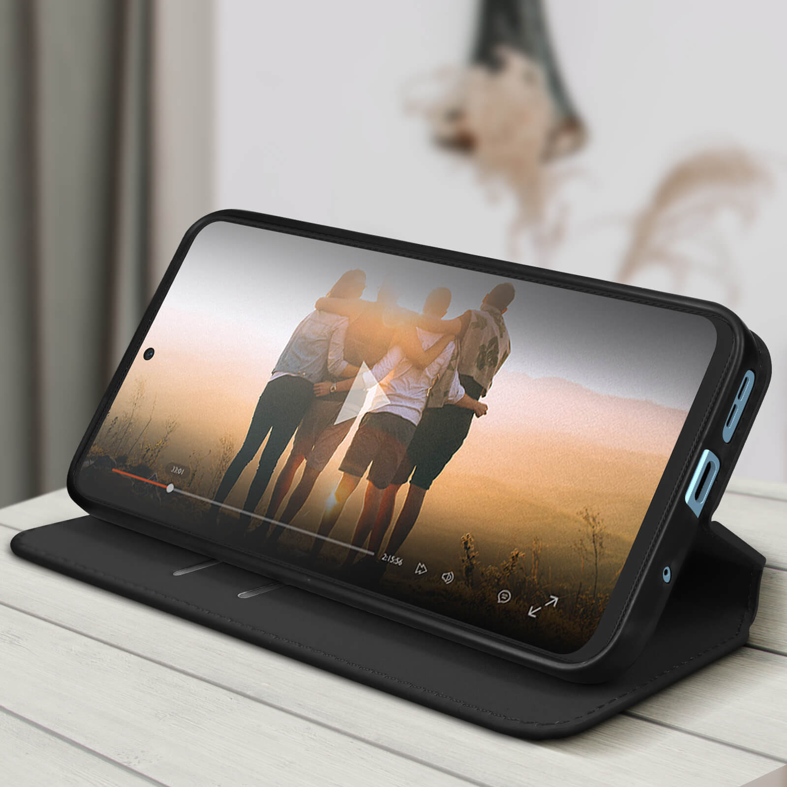 Un telefono che mostra un video con persone sopra. Il telefono è in una custodia.