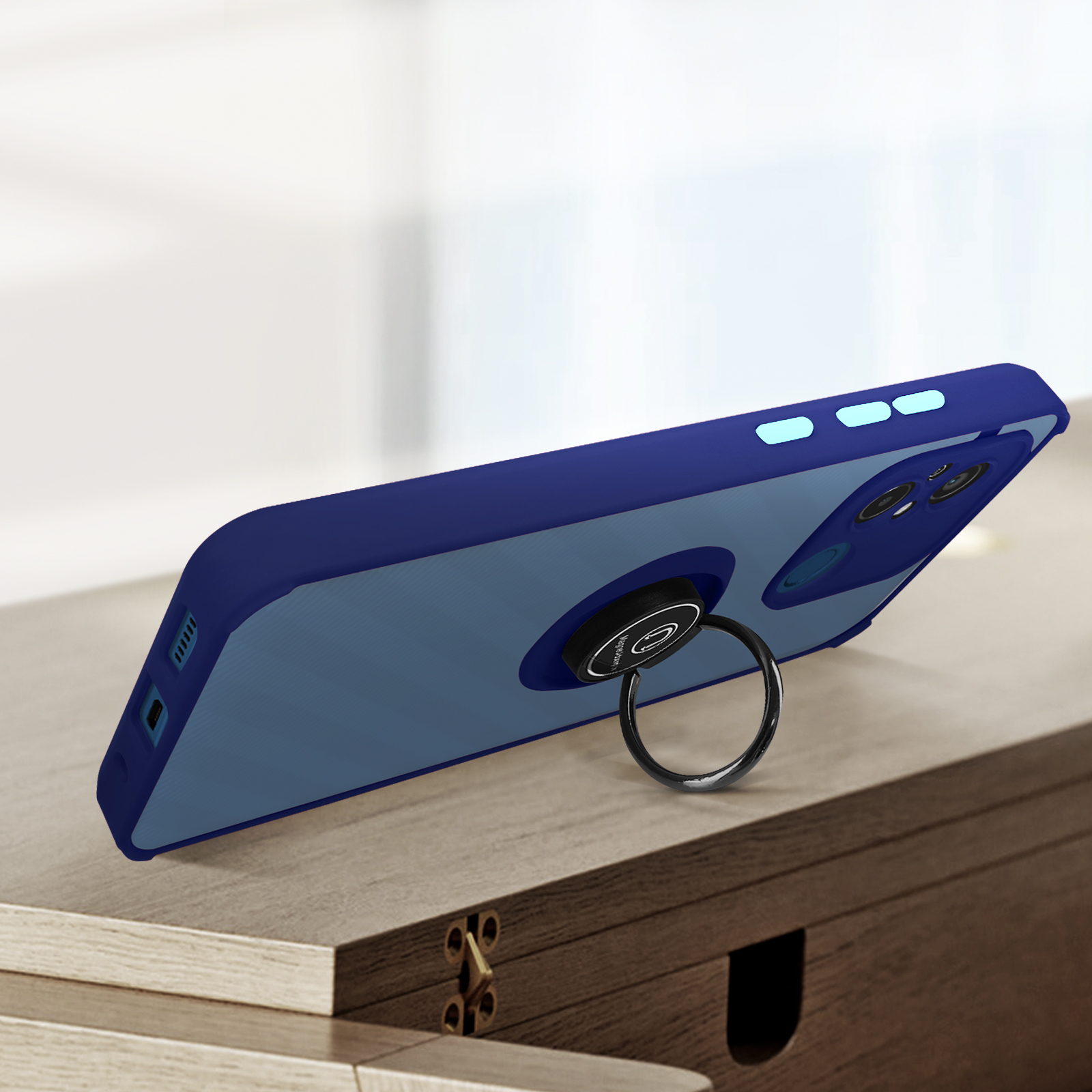 Custodia blu con anello, su tavolo di legno, che mostra il telefono all'interno.