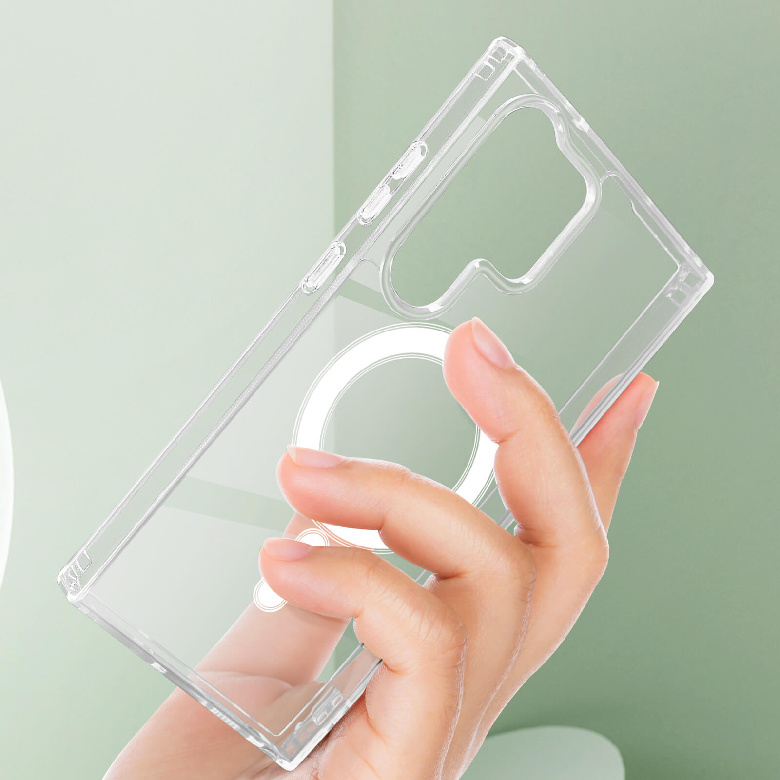 Una custodia trasparente per telefono, tenuta in mano. La custodia ha un ritaglio per la fotocamera e un anello circolare sul retro.