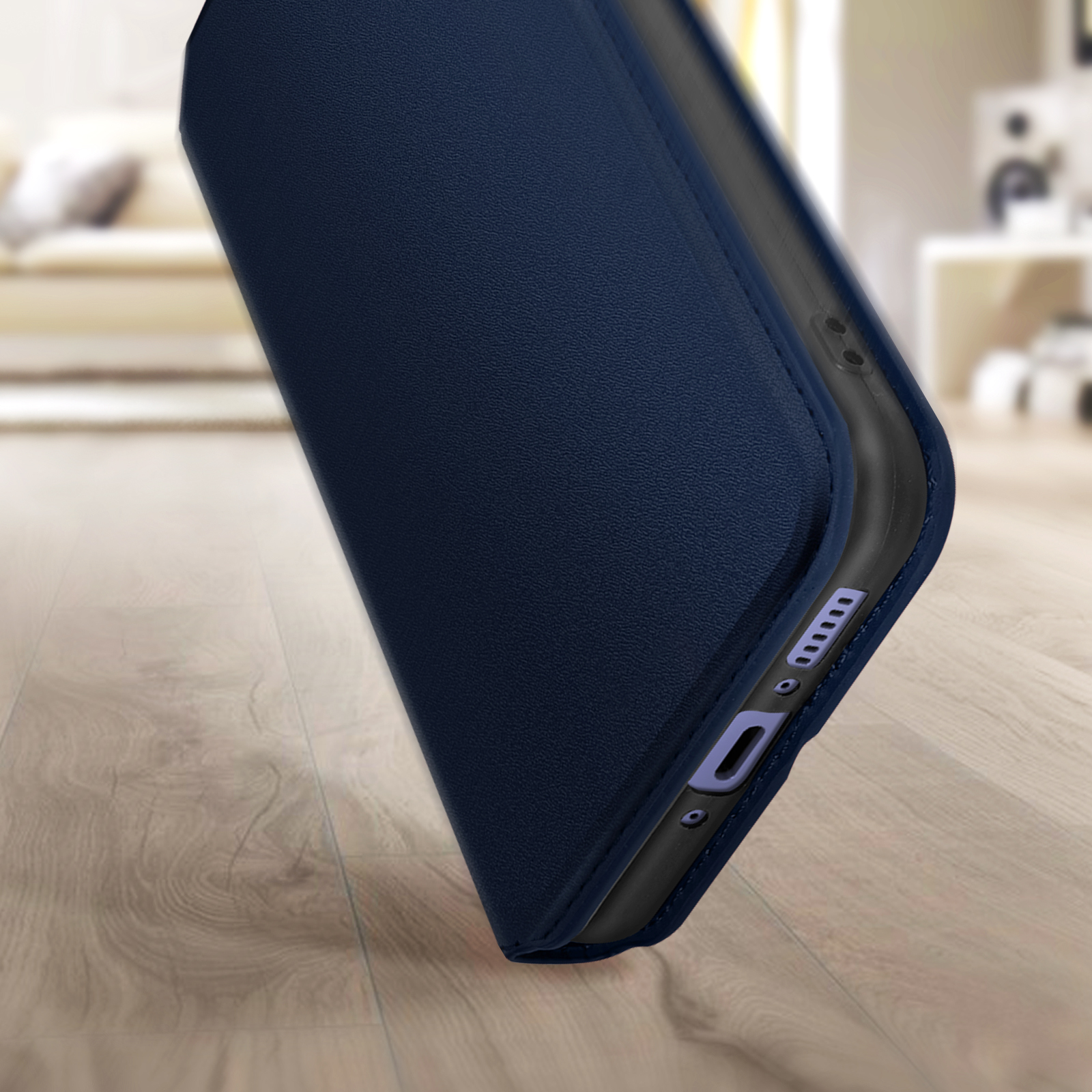 Custodia blu per telefono angolata su una superficie di legno. Il bordo del telefono è visibile.