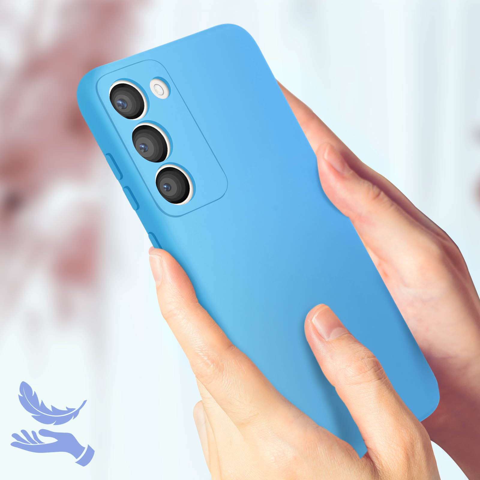 Custodia blu per telefono con tre fotocamere. Mani che la tengono. Sfondo sfocato.