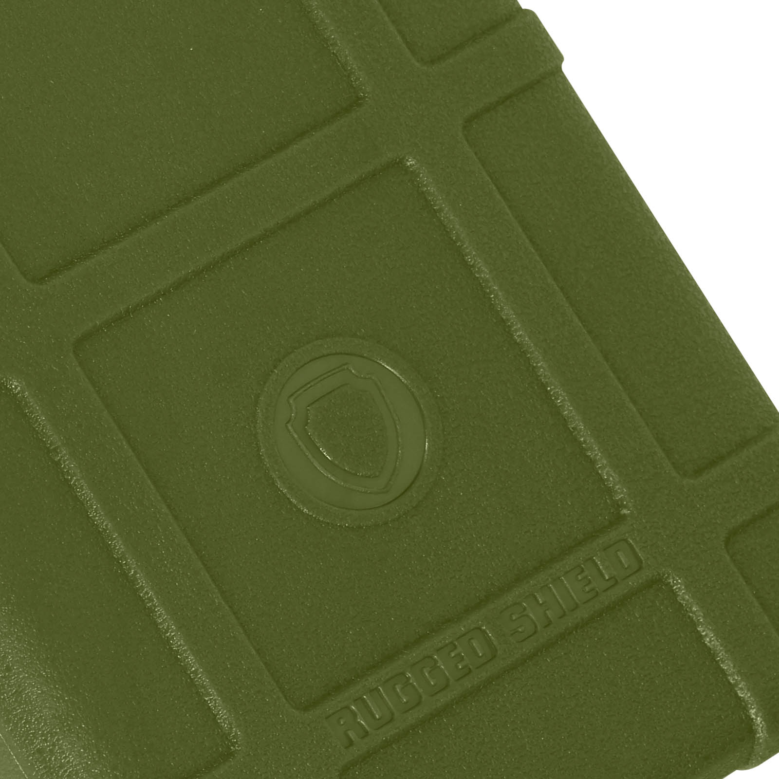 Primo piano di una custodia verde per telefono. La custodia ha una superficie strutturata con la scritta 'RUGGED SHIELD'.