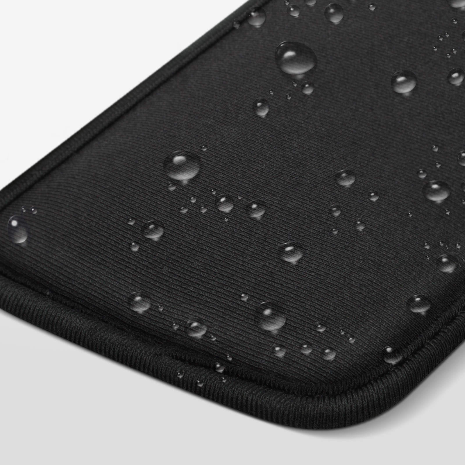 Eine schwarze Handyhülle mit Wassertropfen. Die Hülle ist strukturiert.