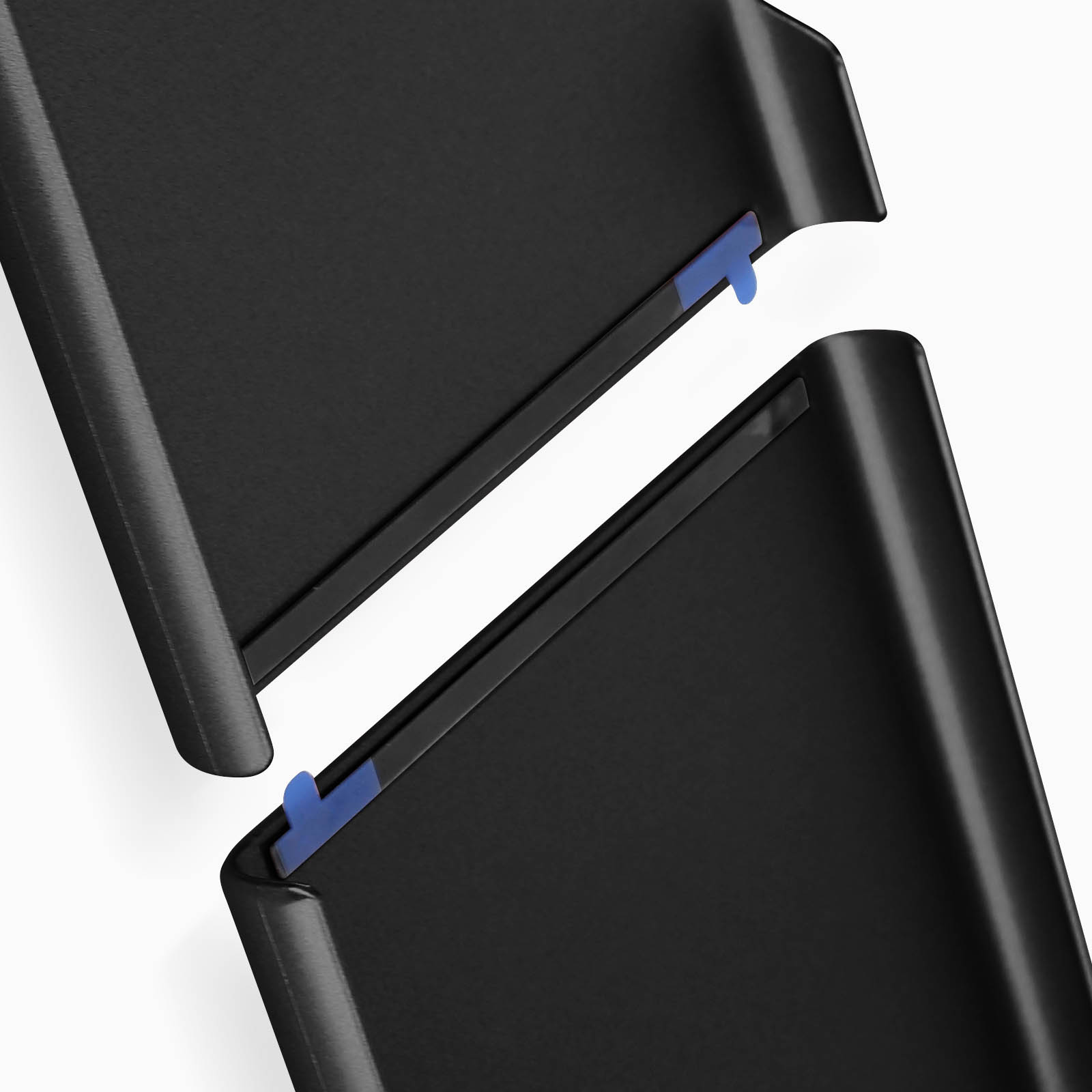 Due custodie per telefono nere con adesivi blu. Sfondo bianco.