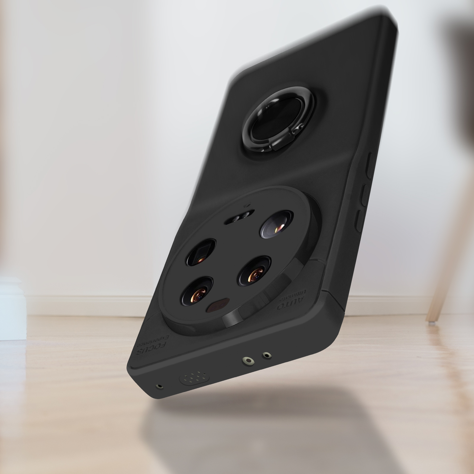 Custodia nera per telefono con supporto ad anello. La custodia è nera e ha una fotocamera e pulsanti.