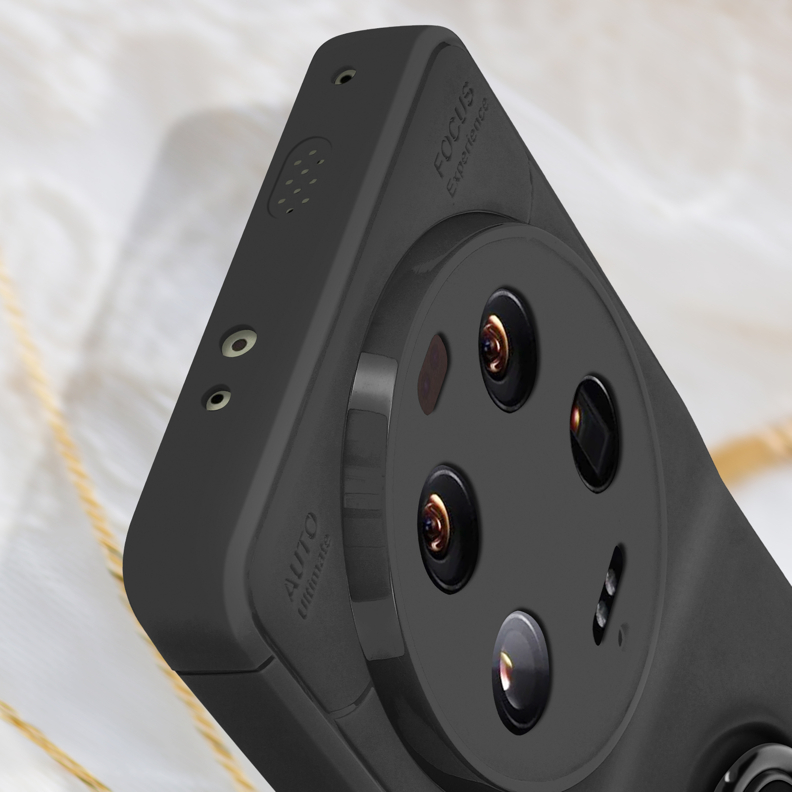 Primo piano di un modulo fotocamera nero con tre lenti e il marchio.