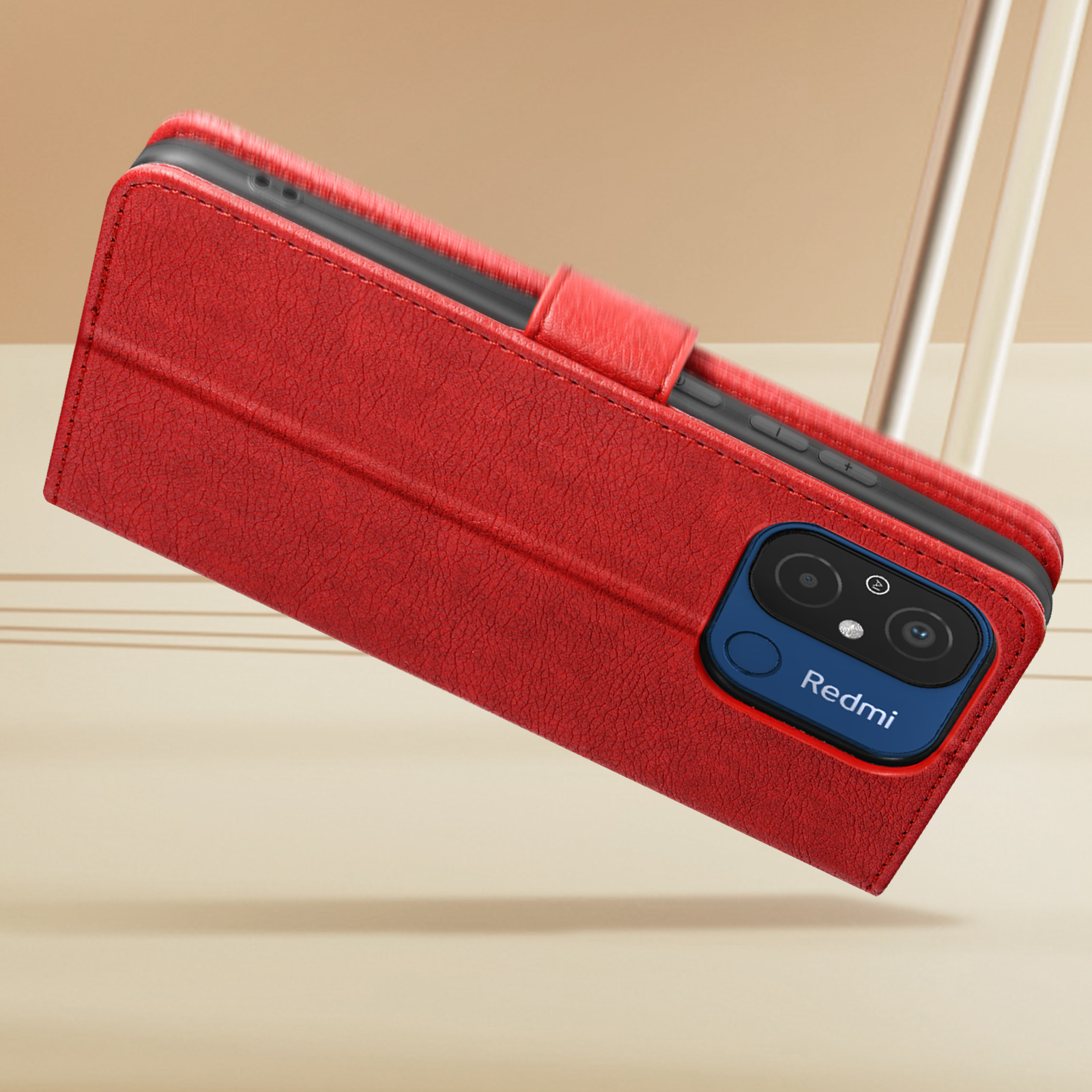 Custodia per telefono in pelle rossa con patta e ritaglio per fotocamera. La custodia è aperta.