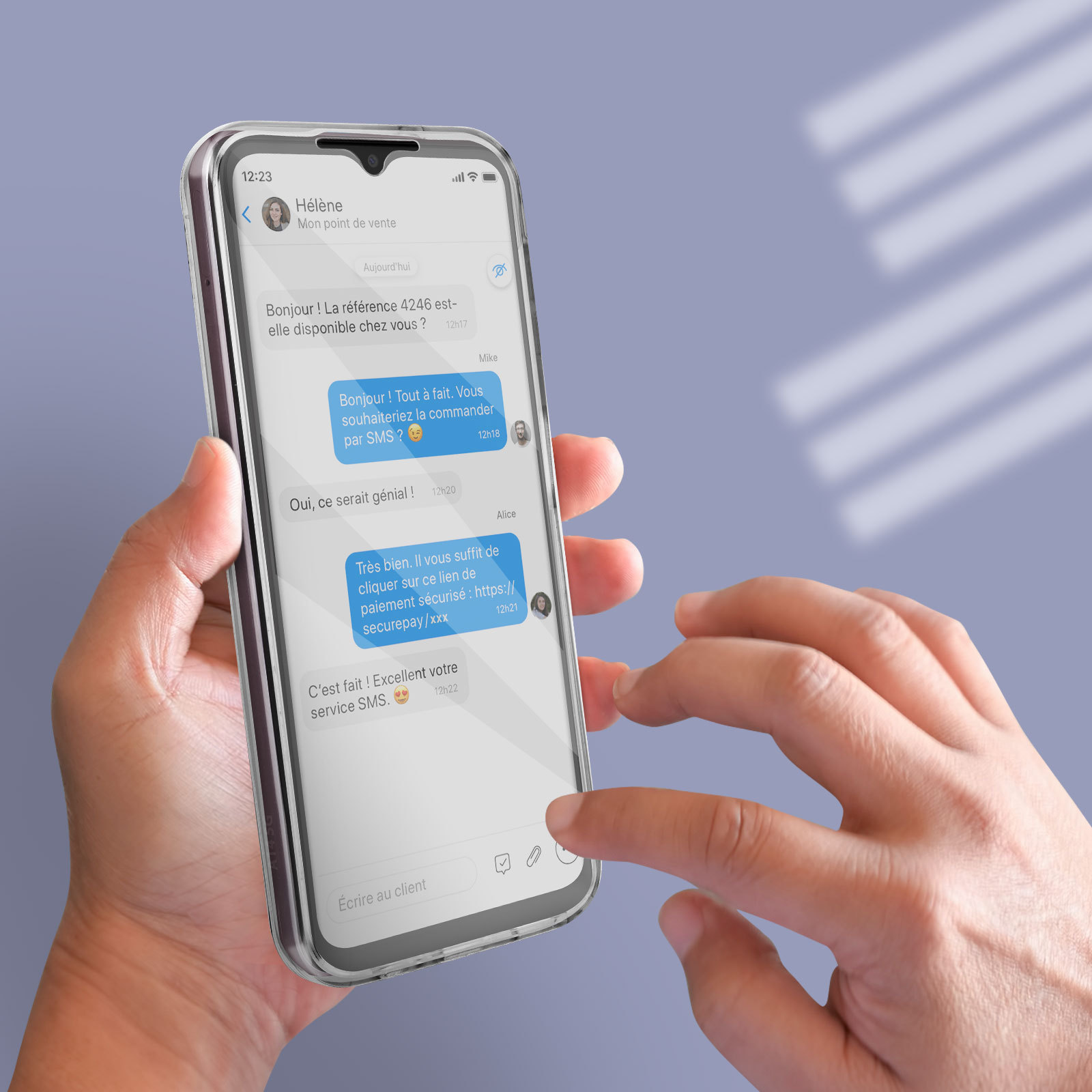 Un telefono con uno schermo che mostra una conversazione in chat in una custodia trasparente.