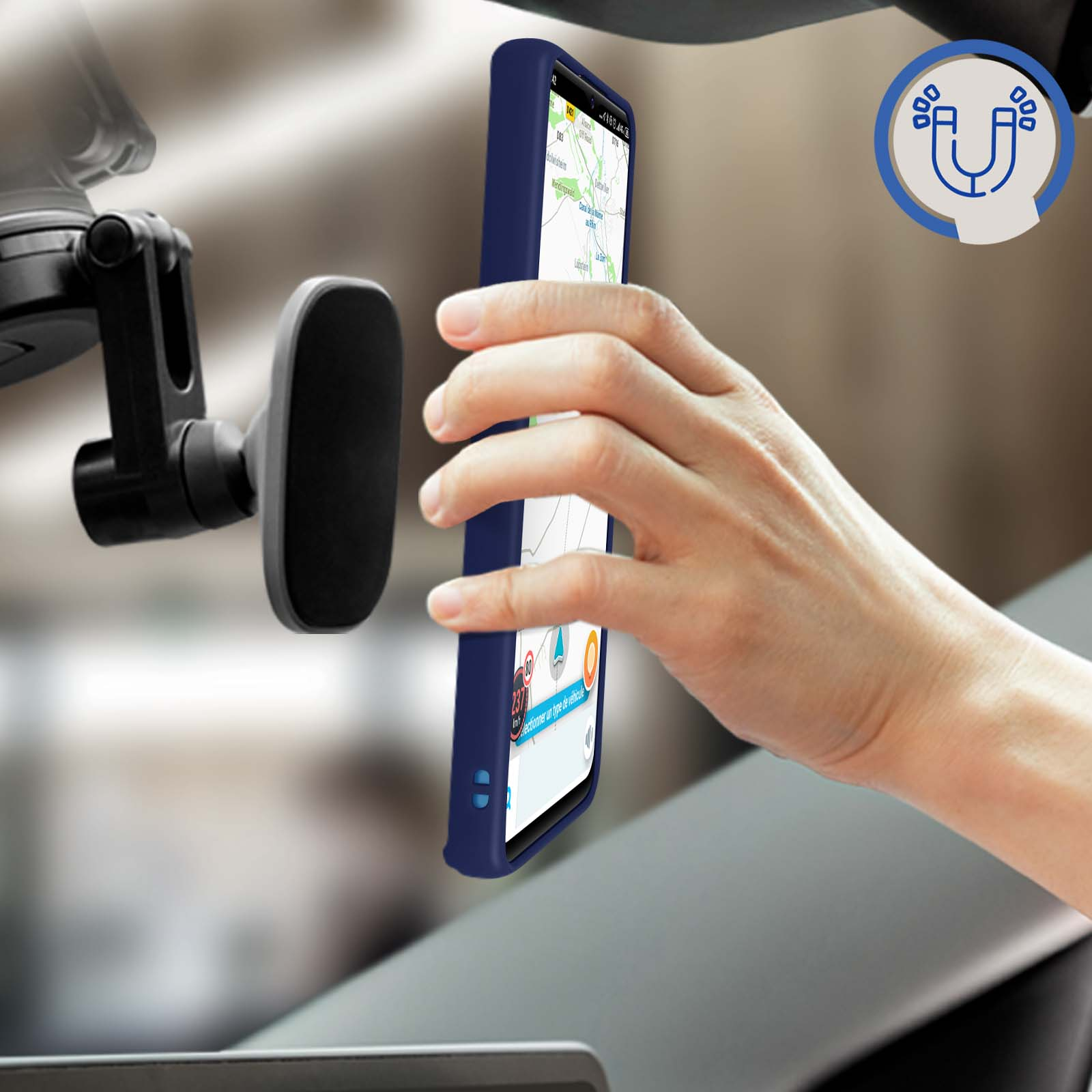 Une personne tenant un téléphone dans un étui bleu près d'un support de voiture. Le téléphone affiche une application de navigation.