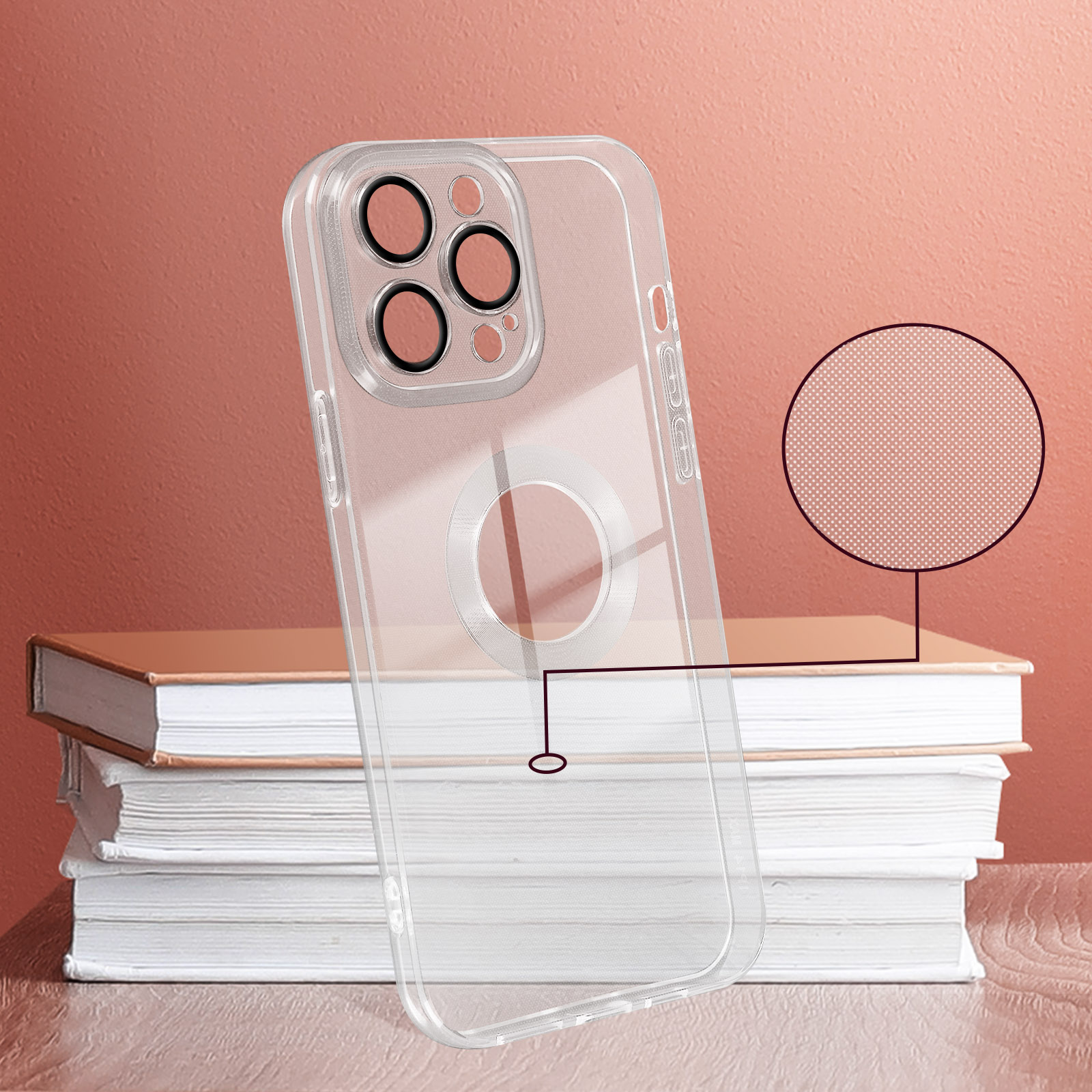 Custodia trasparente per telefono su libri con un primo piano della custodia e un cerchio puntinato.