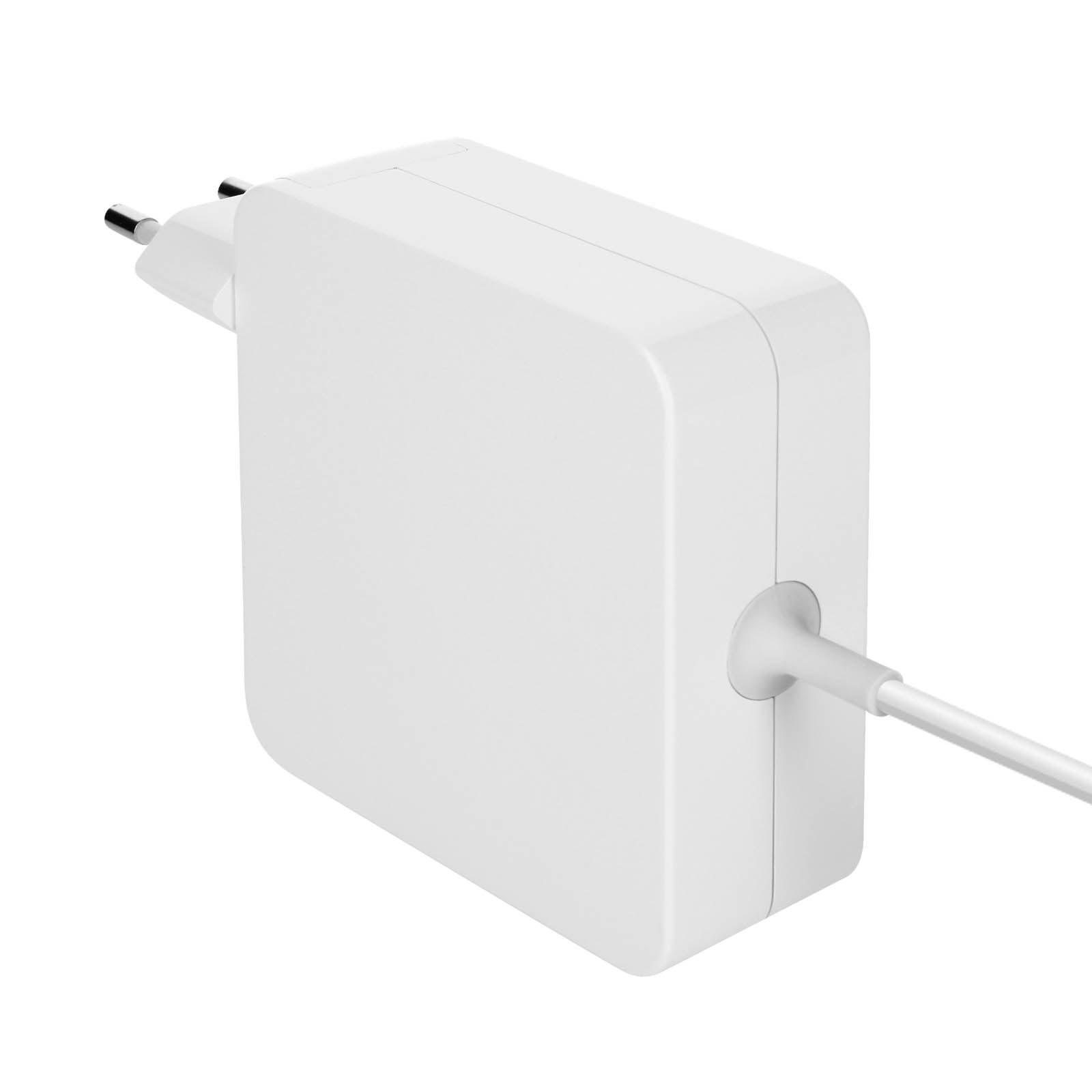 Un chargeur blanc. Le chargeur a une prise et un câble qui y est connecté.